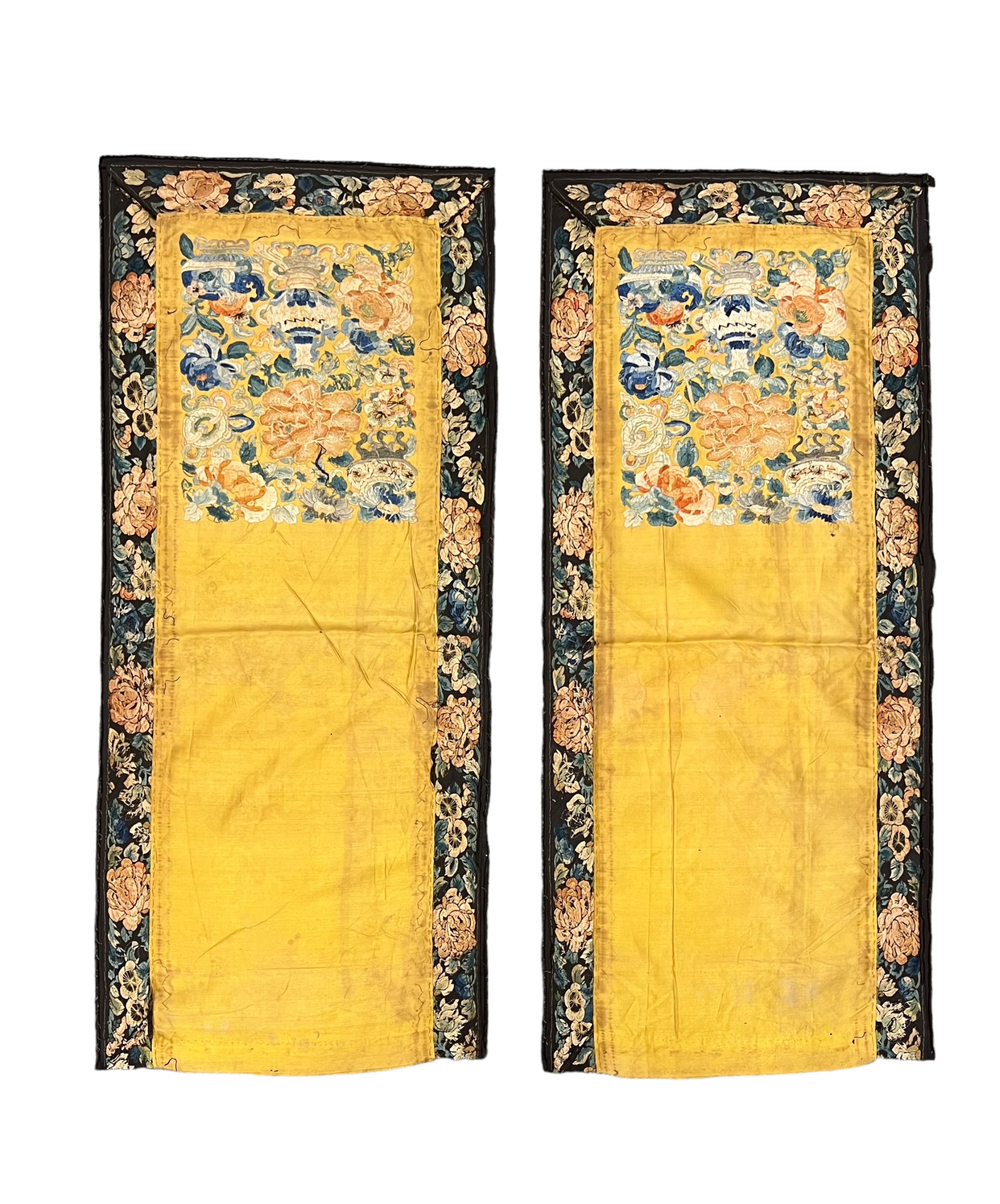 A Pair of Rectangular Embroideries with Vases of Flowers, Qing dynasty, - Bild 2 aus 2