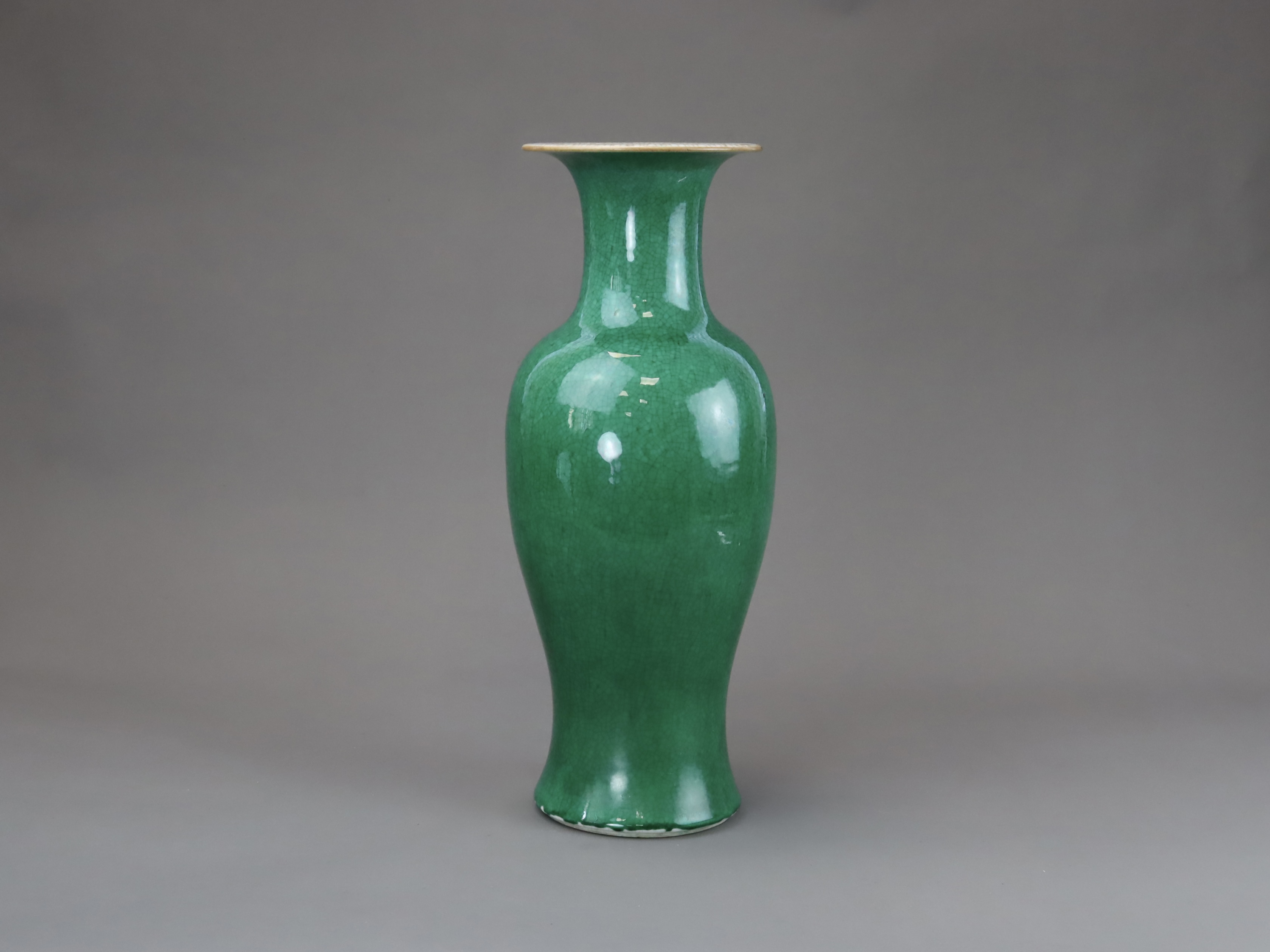 An Apple Green Vase, Qing dynasty, - Image 6 of 7