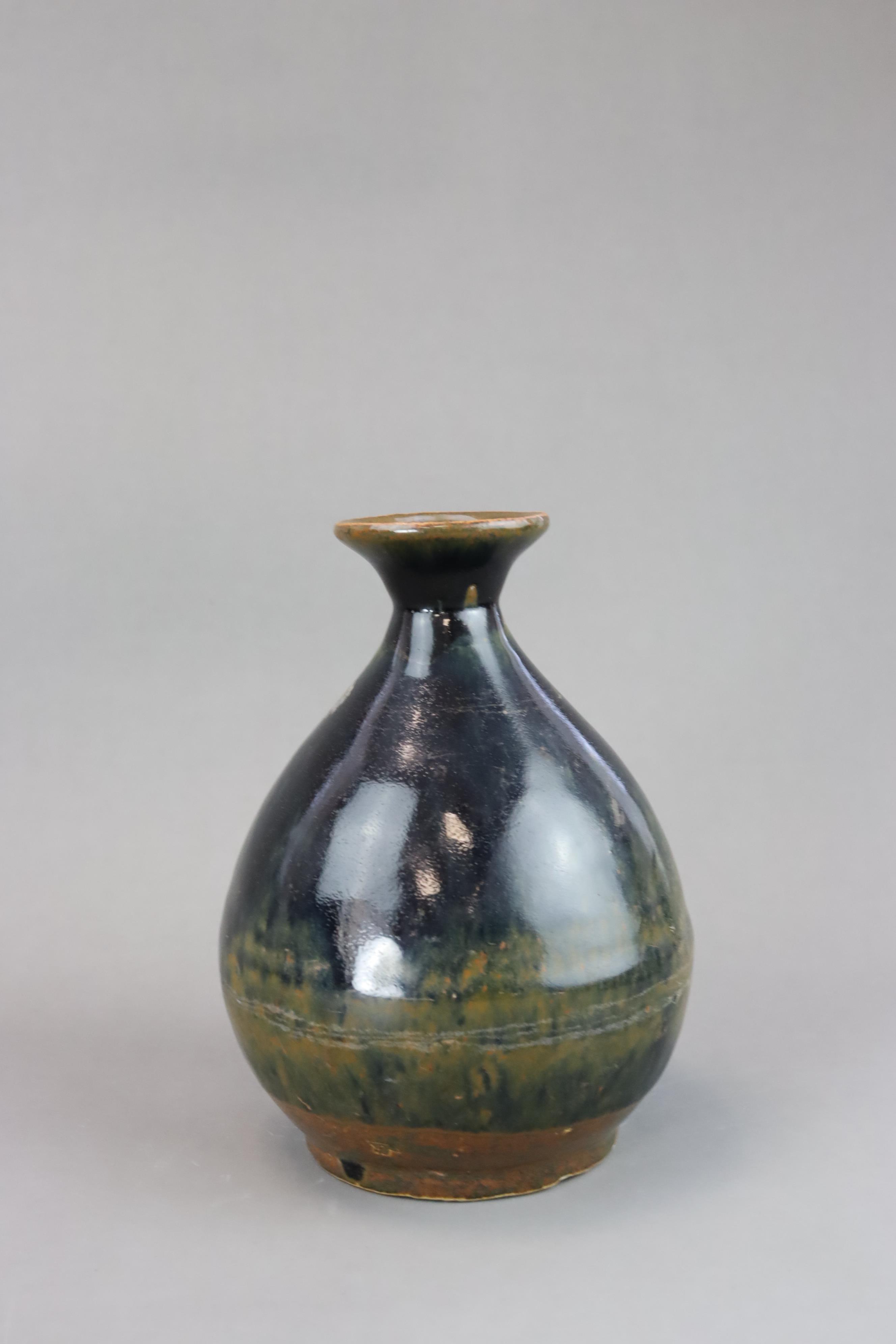 A Black glazed Stoneware Vase, yuhuqunping, Ming dynasty - Image 3 of 6