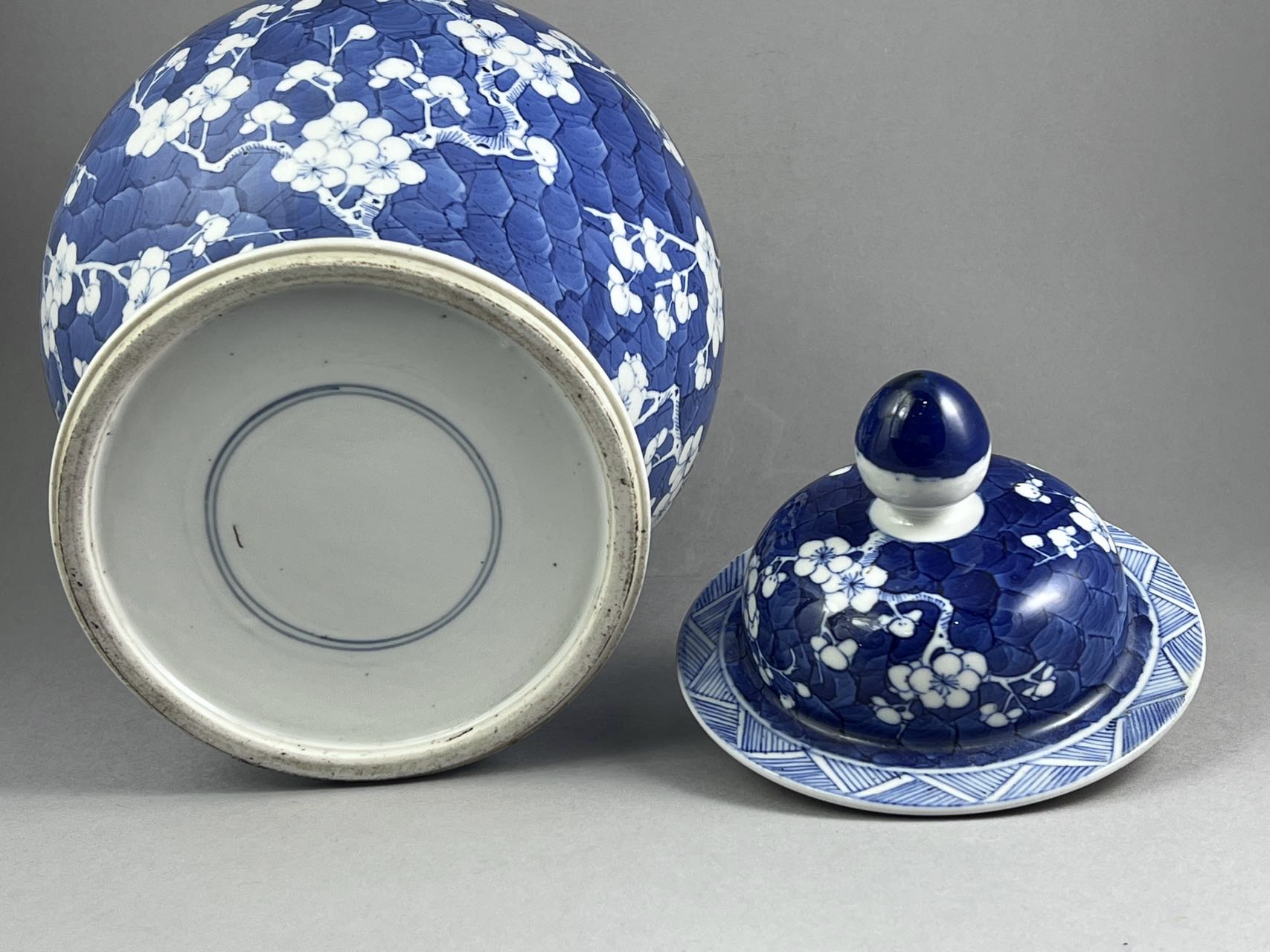 A blue and white 'prunus' Jar and Cover, Guangxu - Image 5 of 7