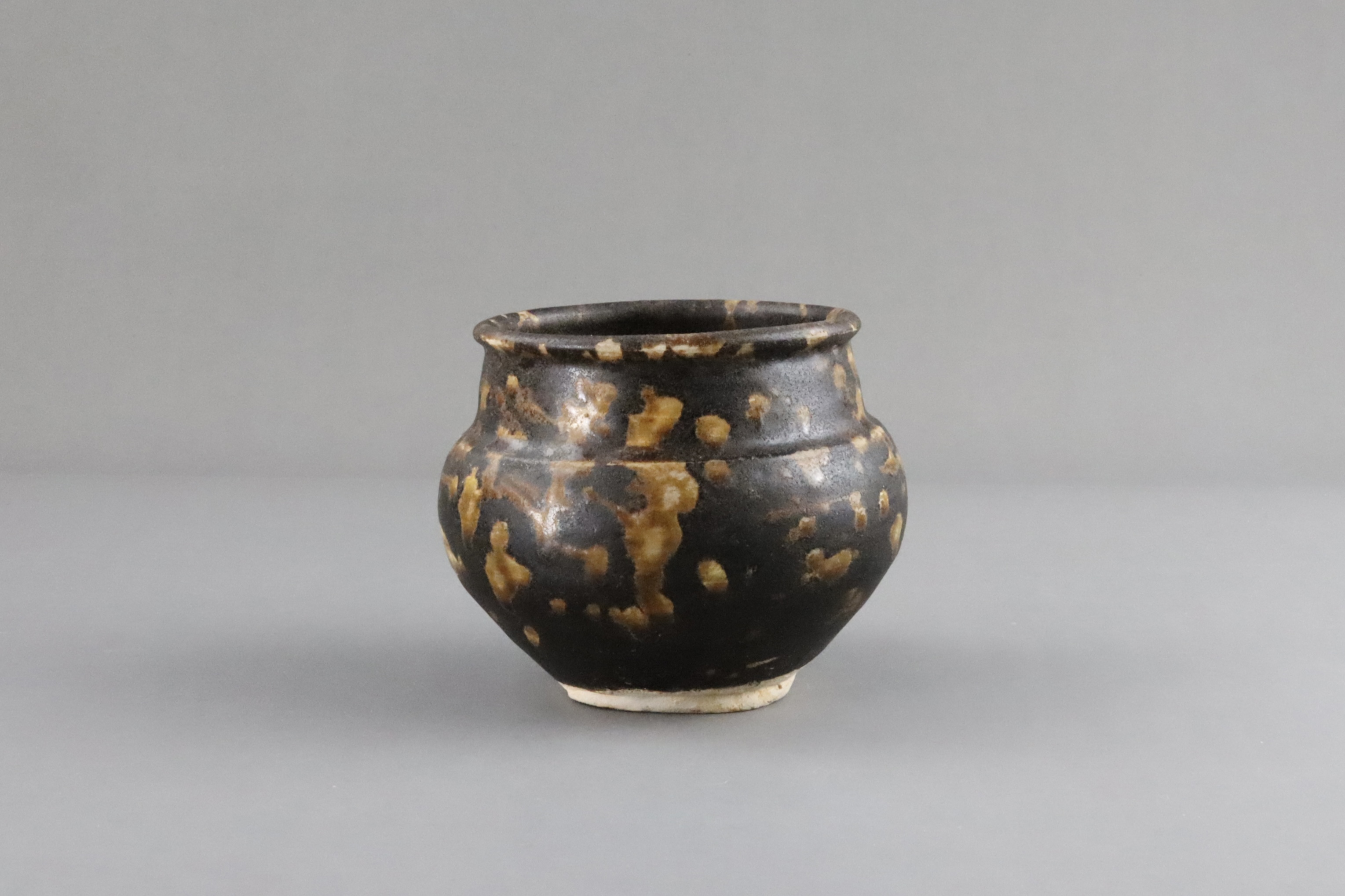 A Jizhou Tortoiseshell Jar, Song dynasty - Image 2 of 9