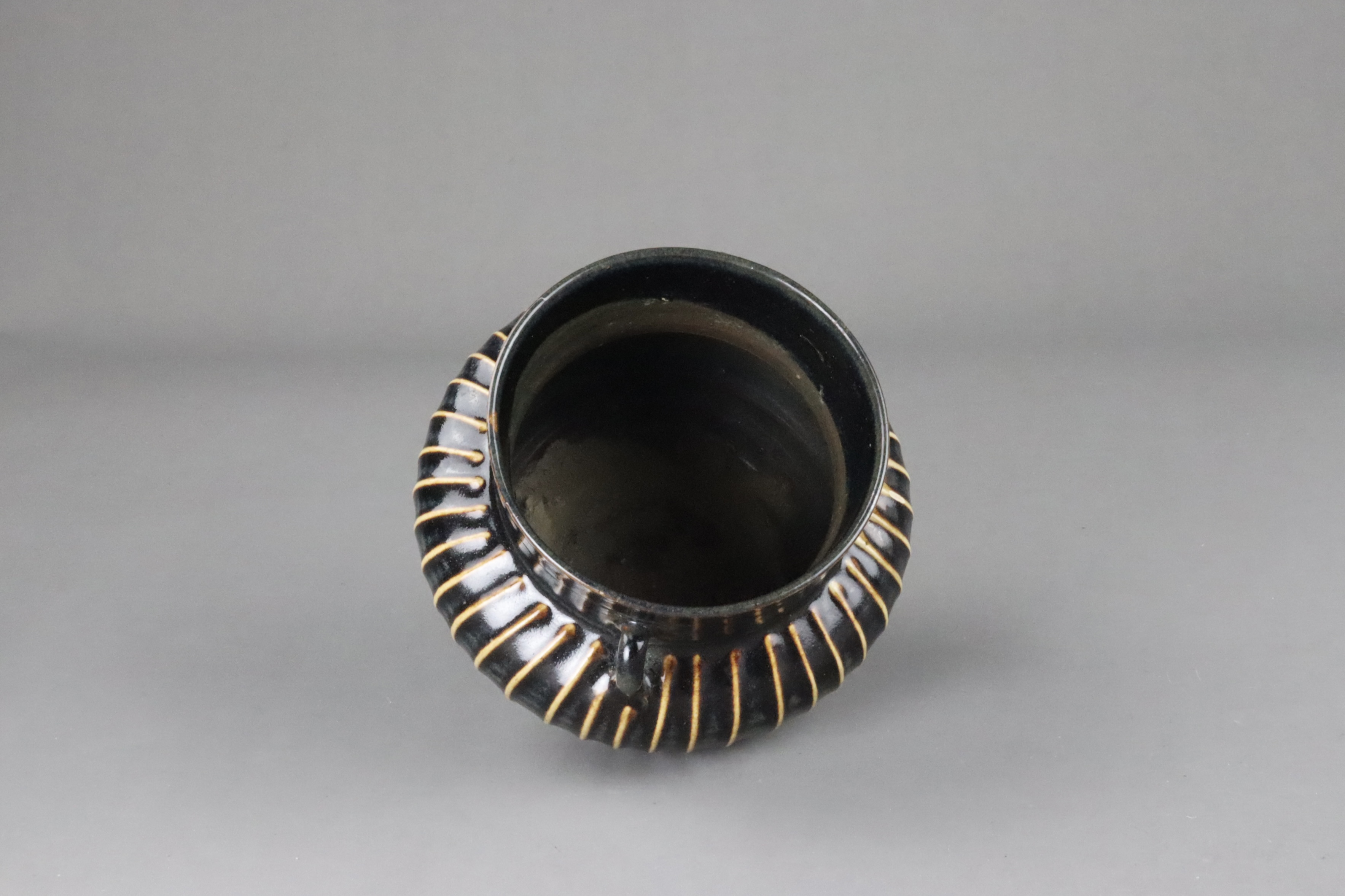 A Cizhou Black-glazed Ribbed Handled Jar, Song dynasty - Image 8 of 10