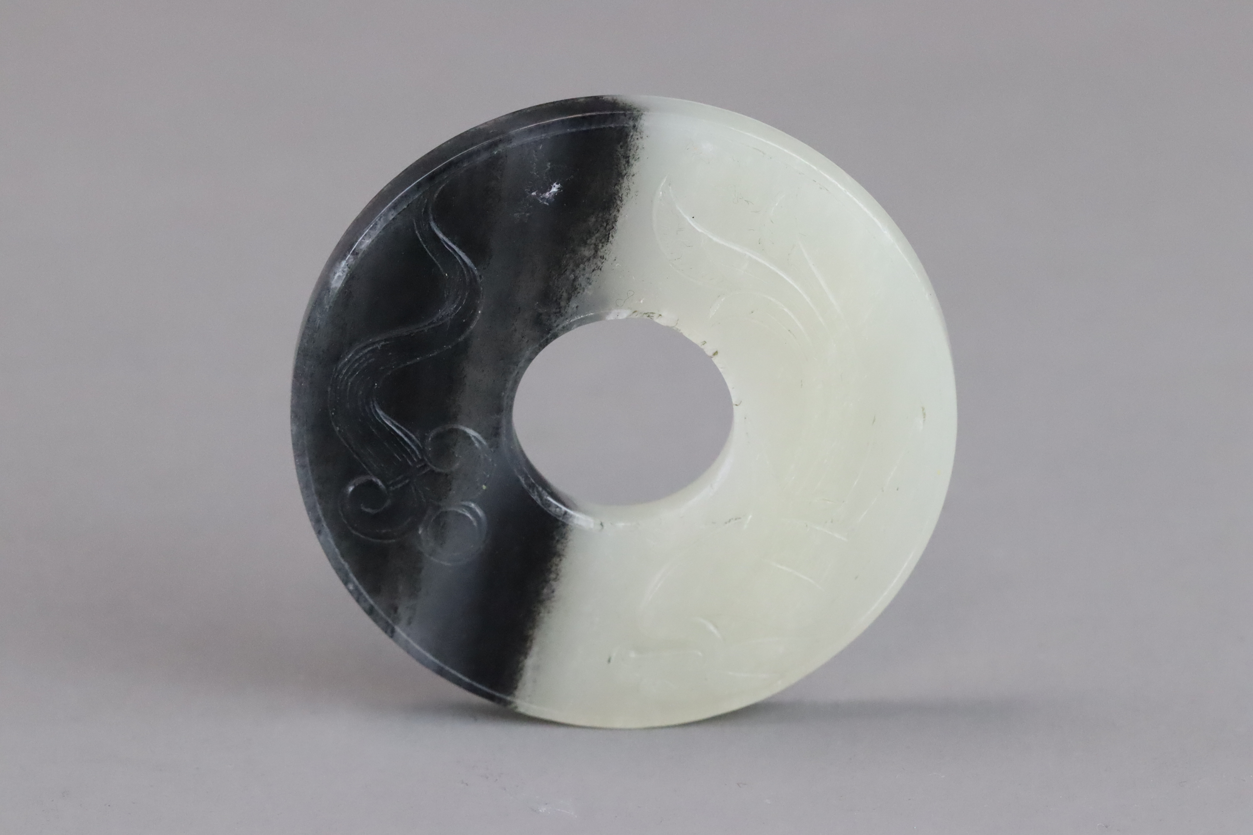 A Black and White Jade Dragon and Phoenix Bi Disc, Ming dynasty or earlier - Image 6 of 9