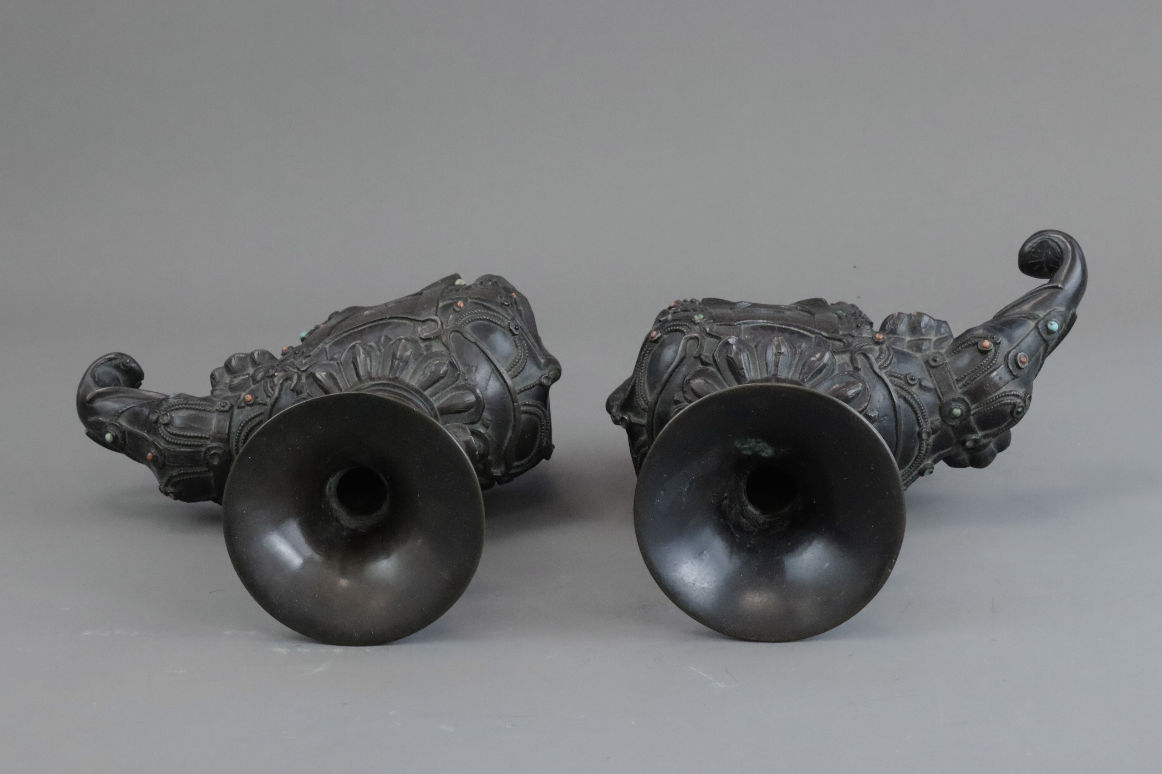 A Pair of Bronze Elephants bearing Vases, Qing dynasty, - Bild 5 aus 8