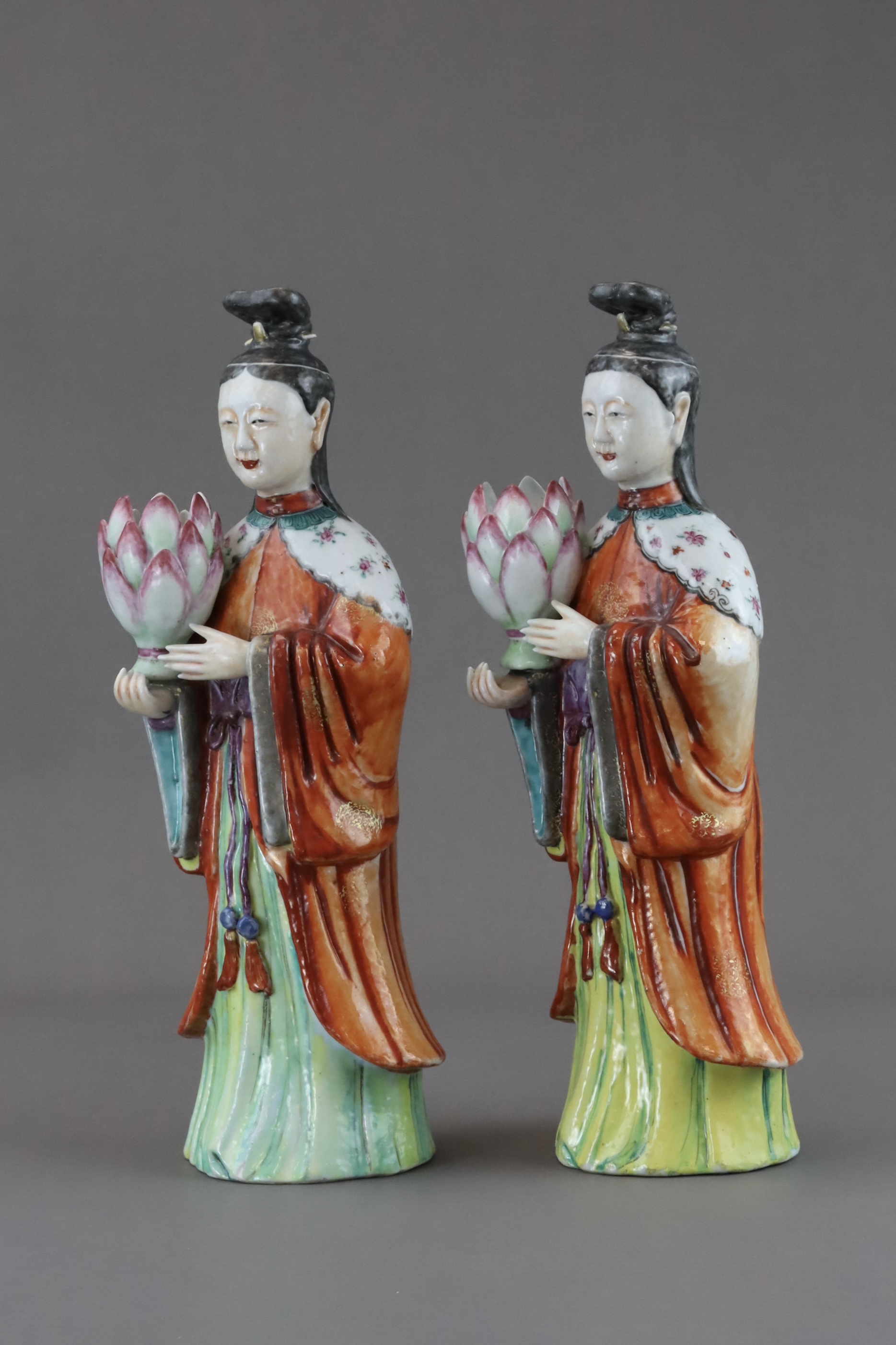 A Pair of 'famille rose' Ladies, Qianlong - Bild 10 aus 12