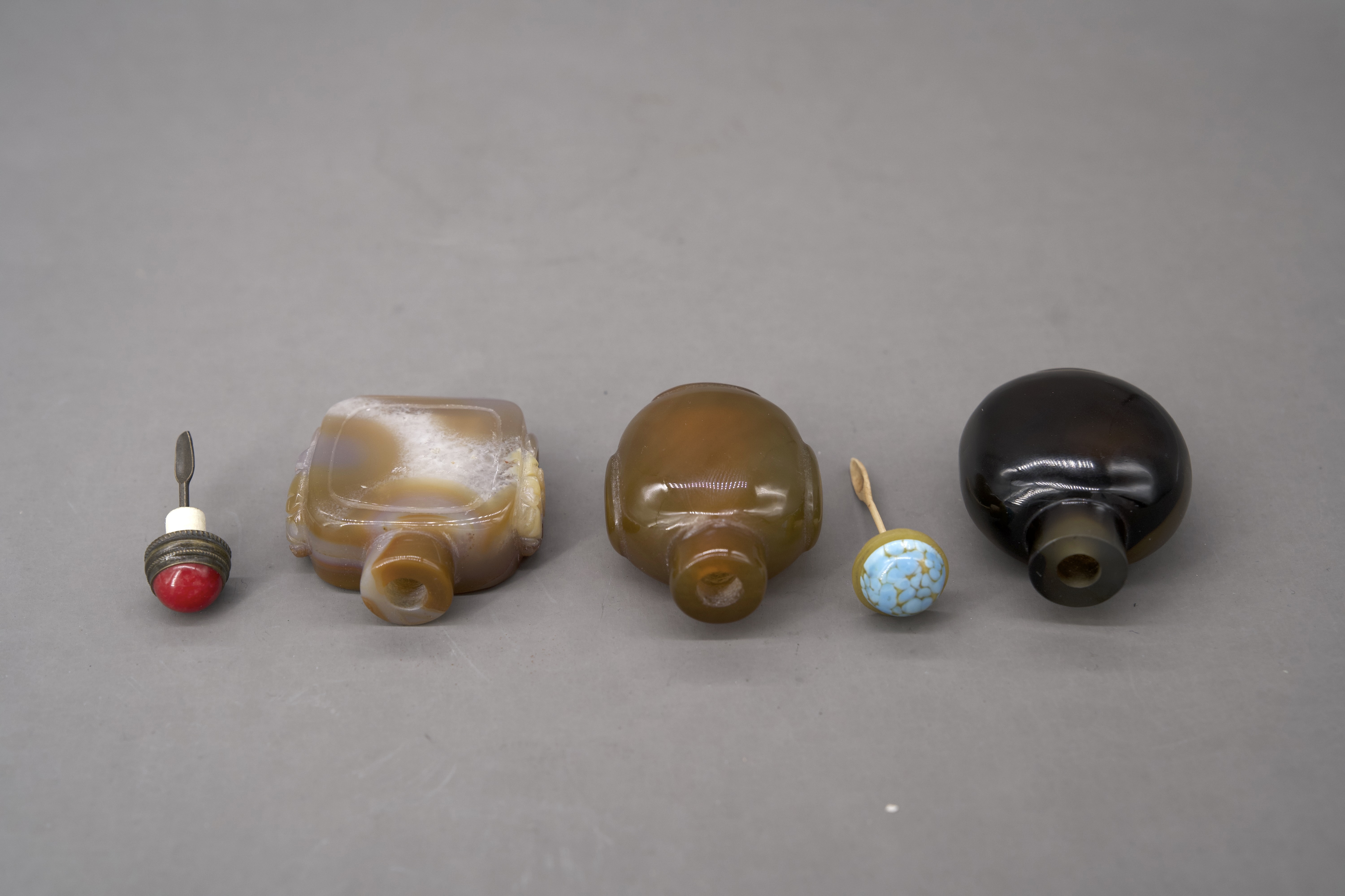 Three Agate Snuffbottles, late Qing dynasty - Image 4 of 8