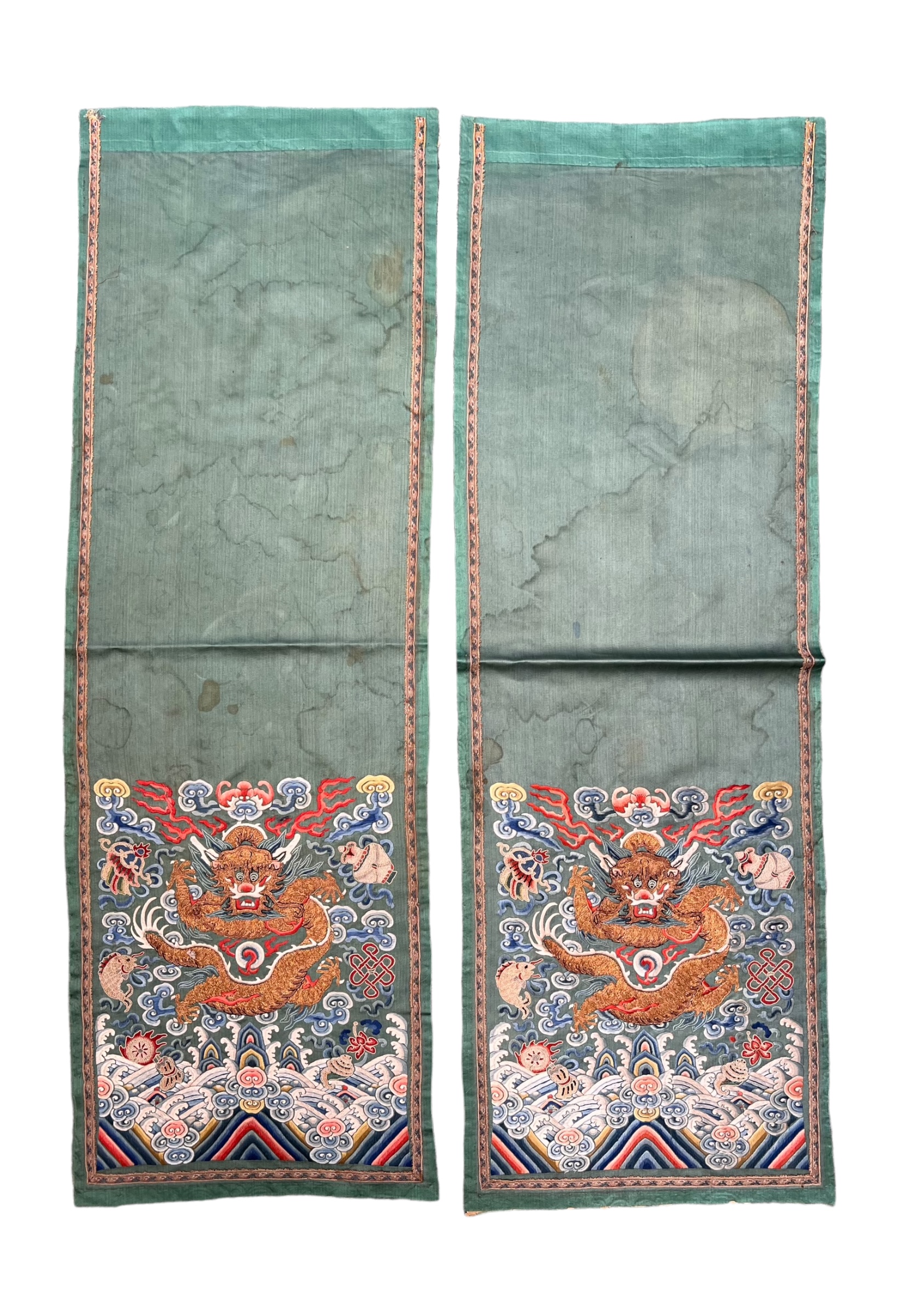 A Pair of Rectangular Dragon Embroideries, Qing dynasty, - Bild 2 aus 2
