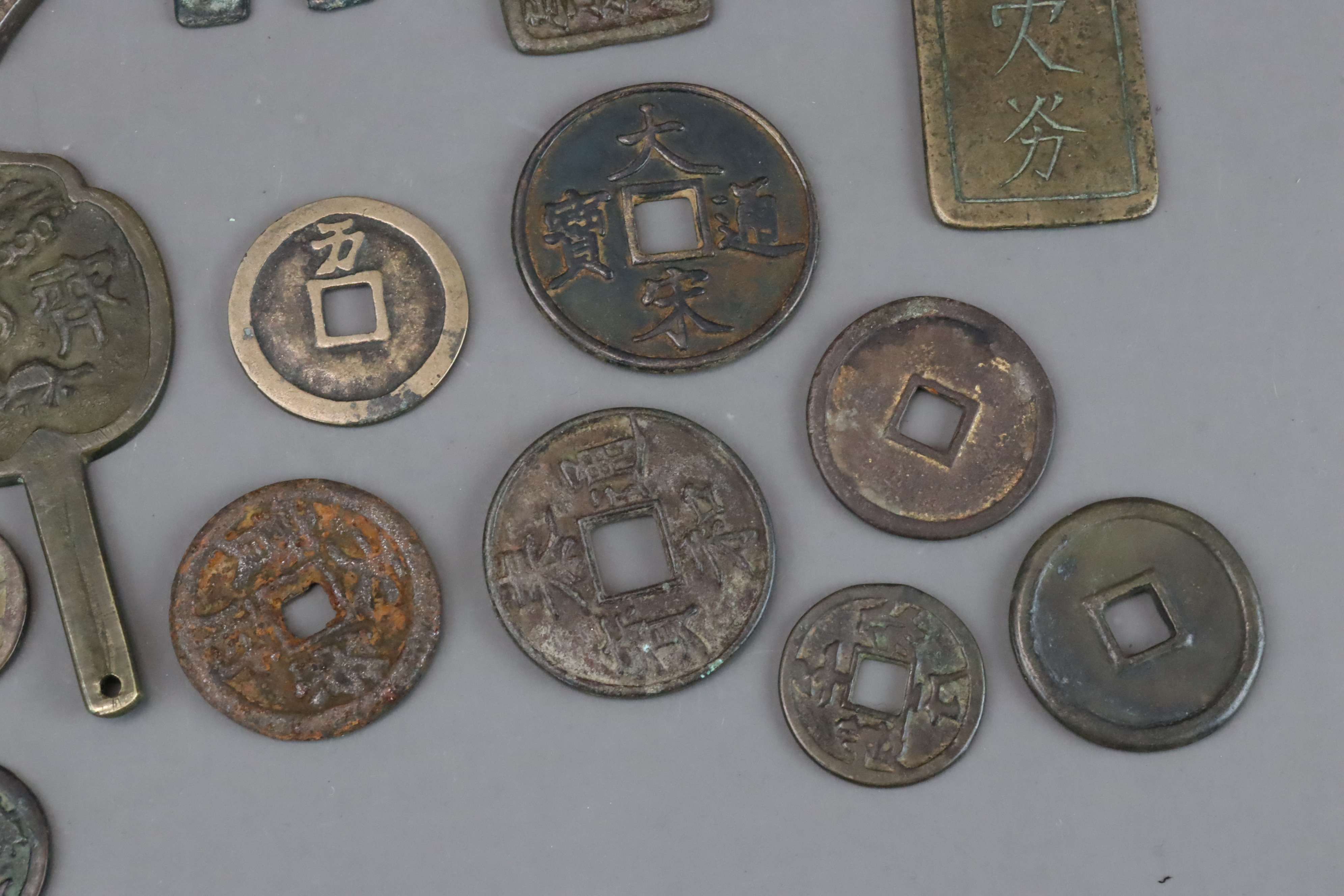 A Set of 21 Chinese Coins, Song dynasty and later - Image 2 of 10