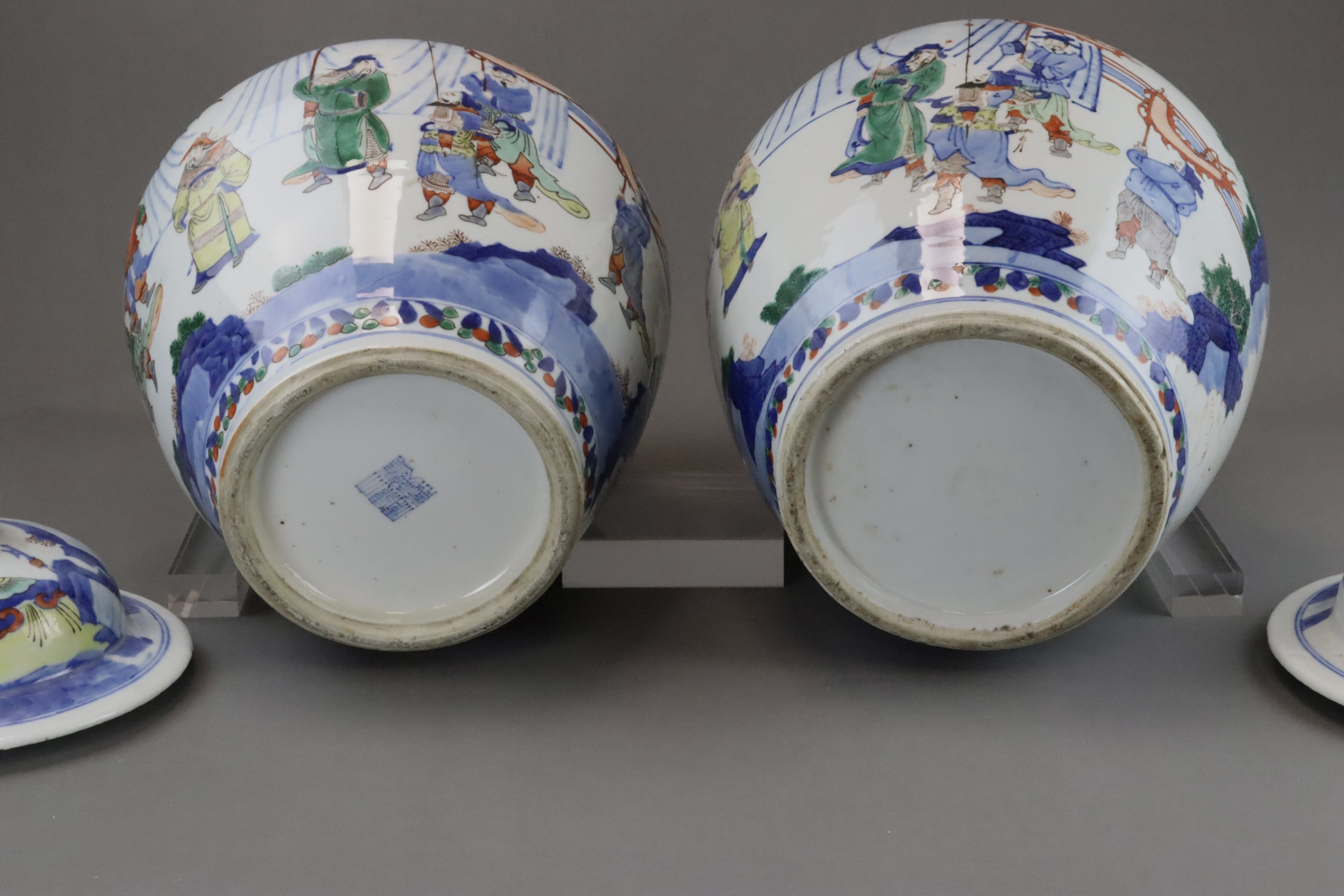 A Good Pair of Wucai Jars and Covers with Figures, 19th century, - Image 10 of 11