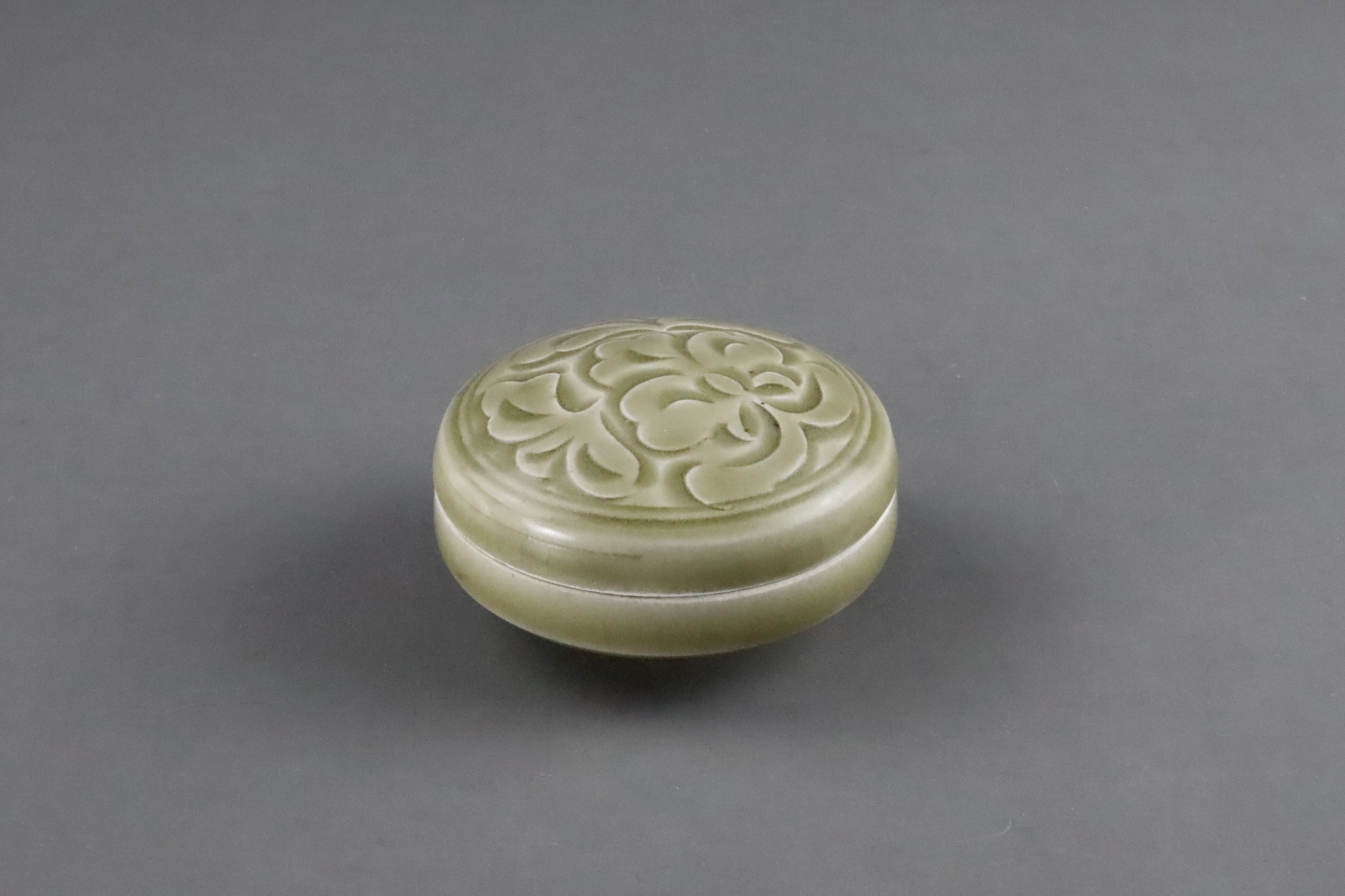 A Fine Yaozhou Carved Celadon Box and Cover, Song dynasty - Image 5 of 11