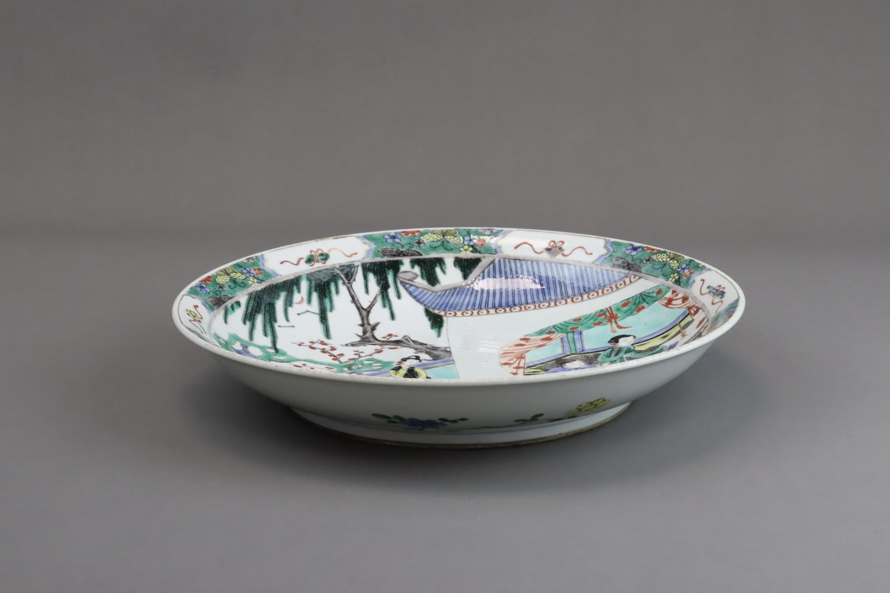 A famille verte Saucer Dish with Figures, late Qing dynasty - Image 5 of 5