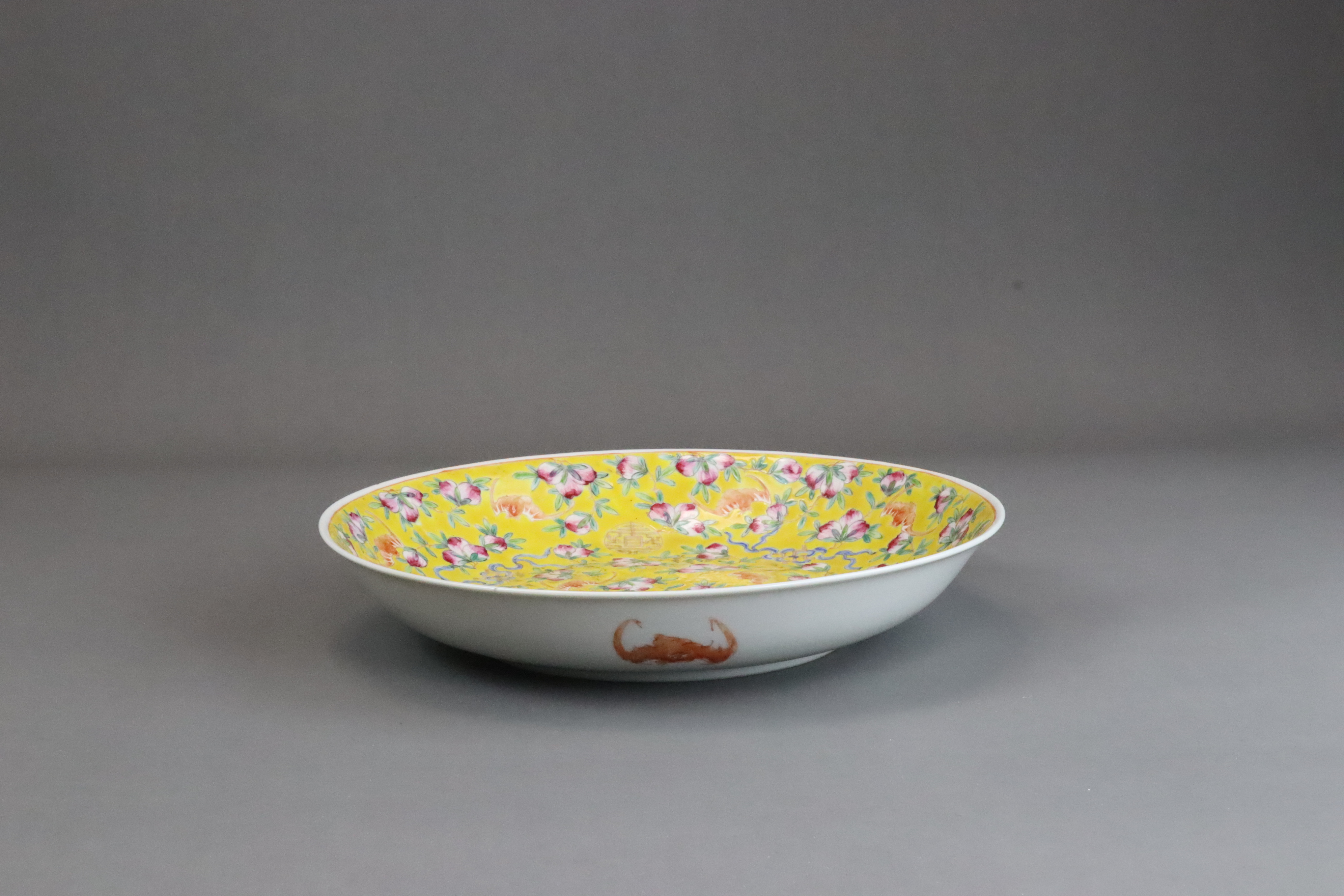 A Yellow Ground Shou and Bats Dish, late Qing/Republic period - Image 7 of 7