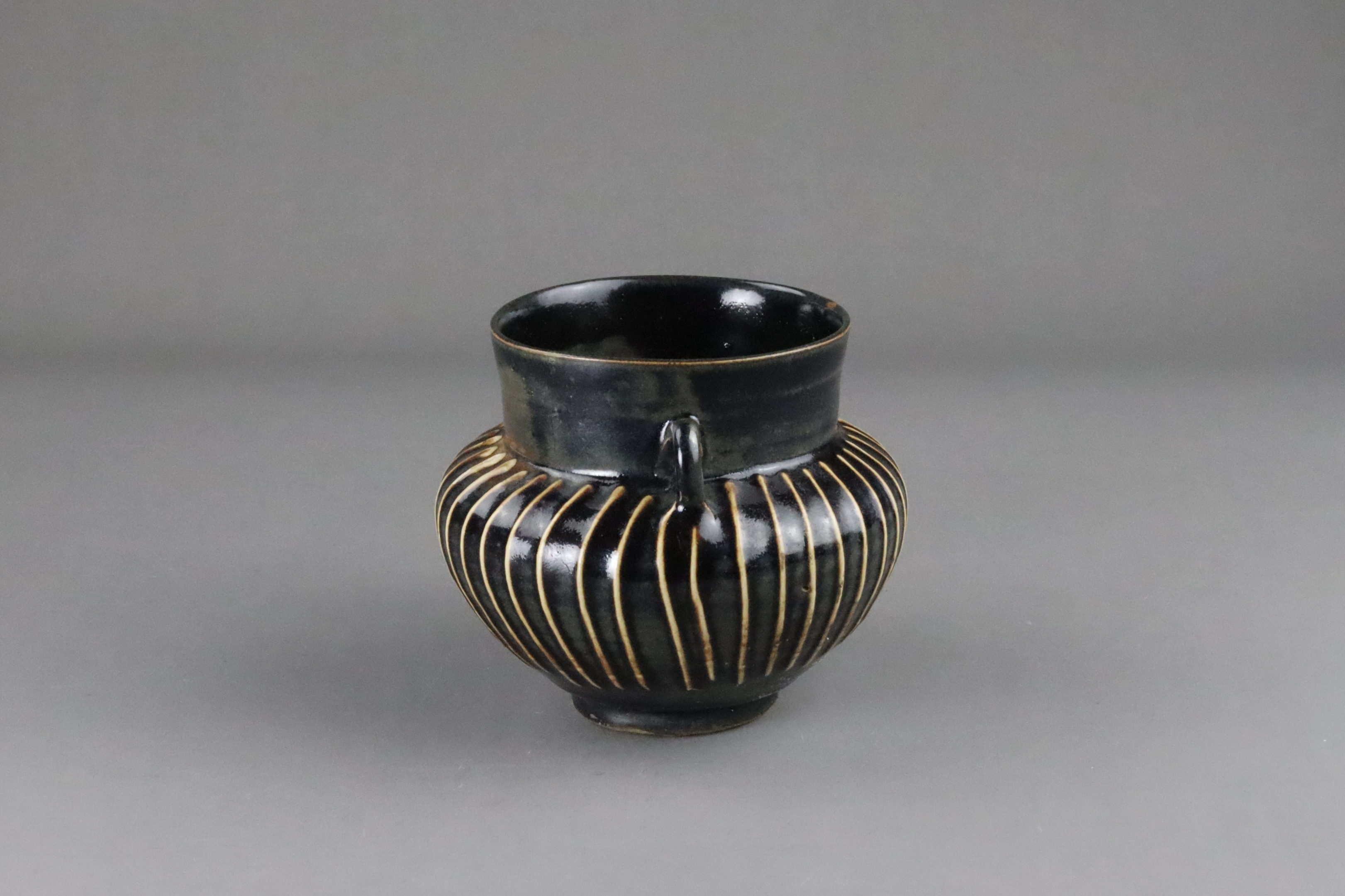 A Cizhou Black-glazed Ribbed Handled Jar, Song dynasty - Image 5 of 10