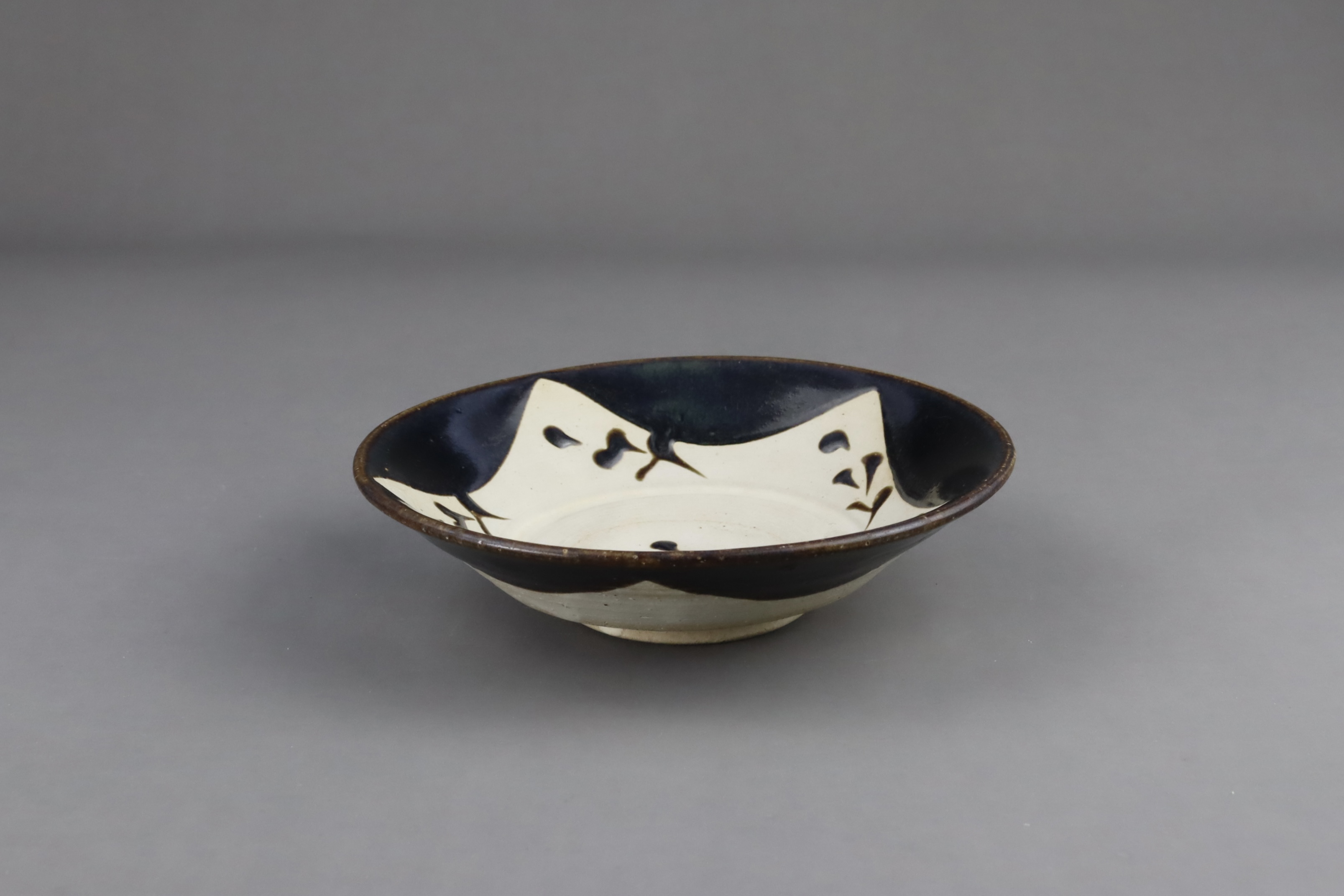 A Yaozhou Brown-glazed Dish, Tang dynasty - Image 5 of 7