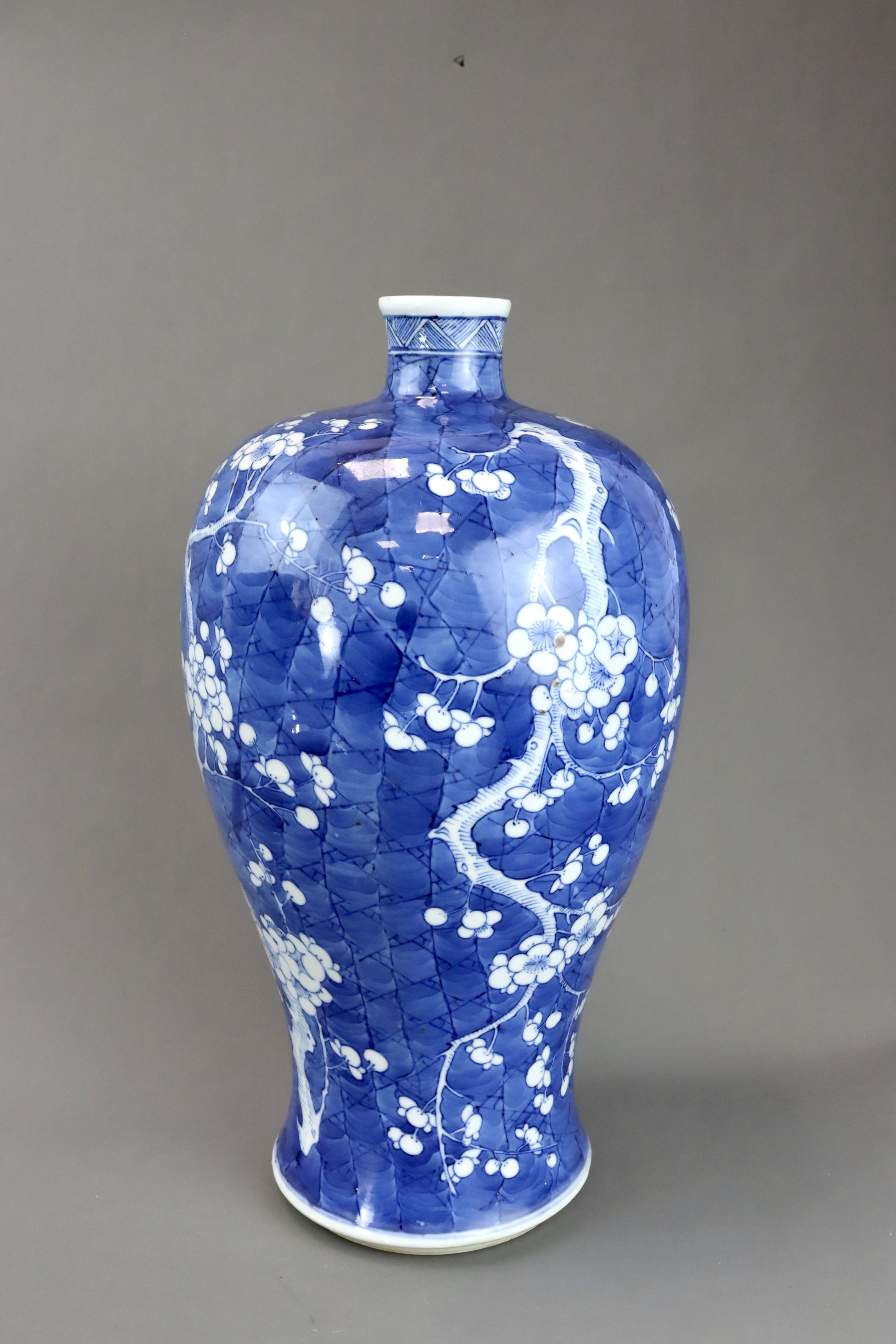 A Blue and White Vase with Prunus, 19th century - Bild 2 aus 7