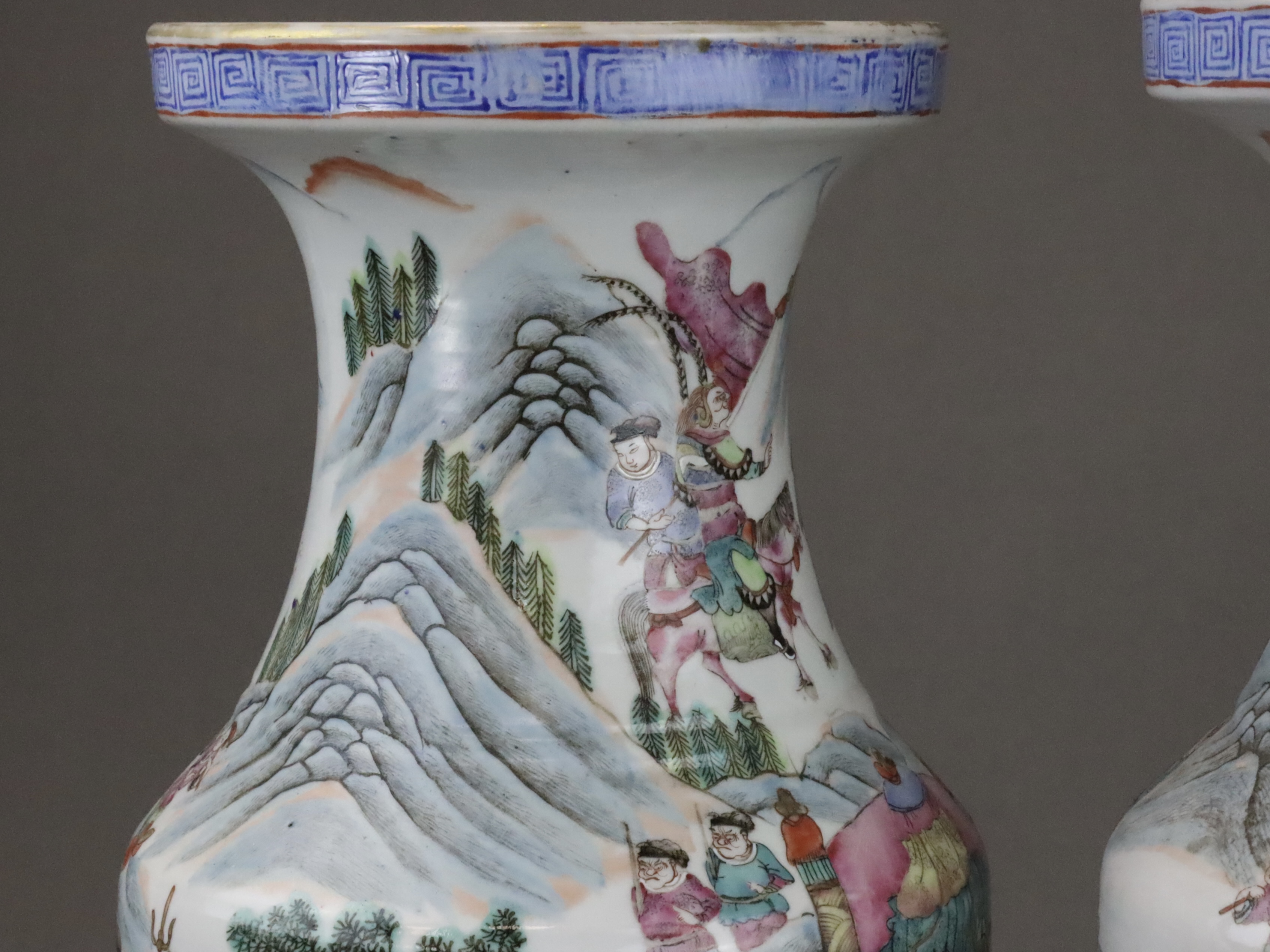 A Pair of 'famille rose' Warrior Vases, 19th century, - Bild 16 aus 18