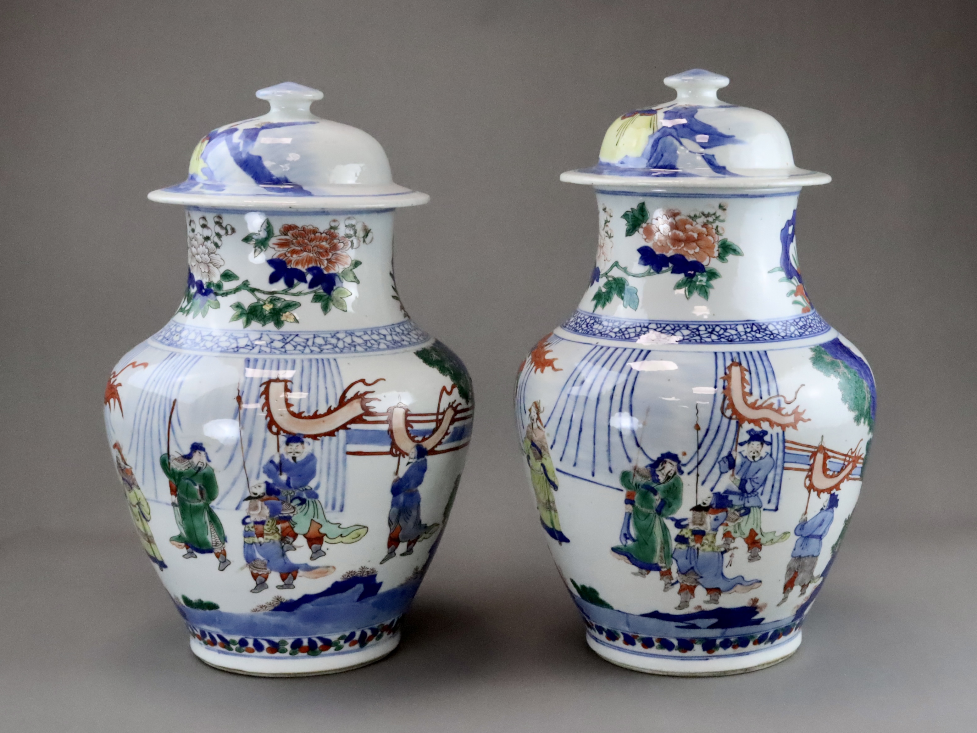 A Good Pair of Wucai Jars and Covers with Figures, 19th century, - Image 4 of 11