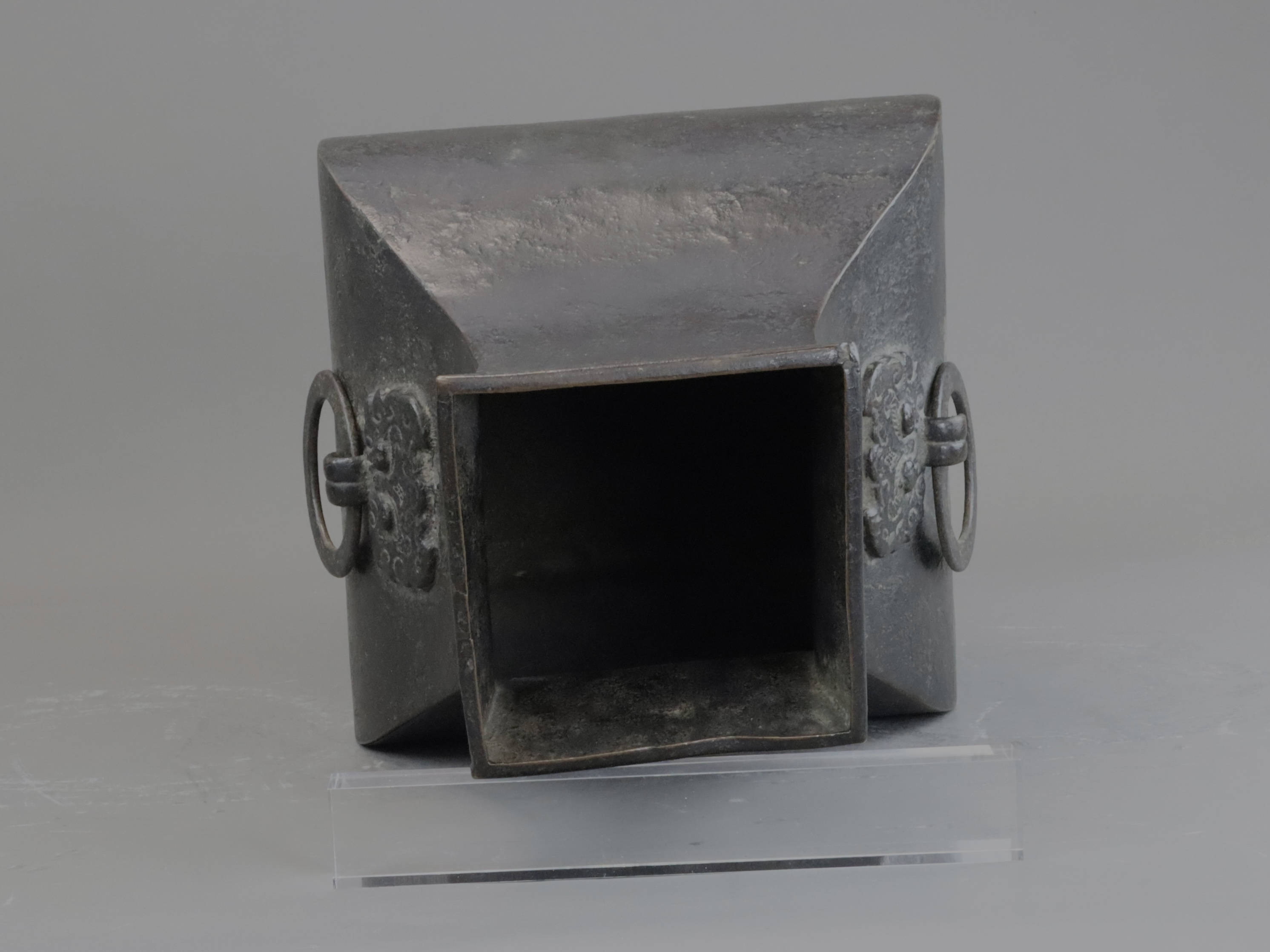 A Bronze Square Jar, fanghu, Ming dynasty or earlier - Image 9 of 10