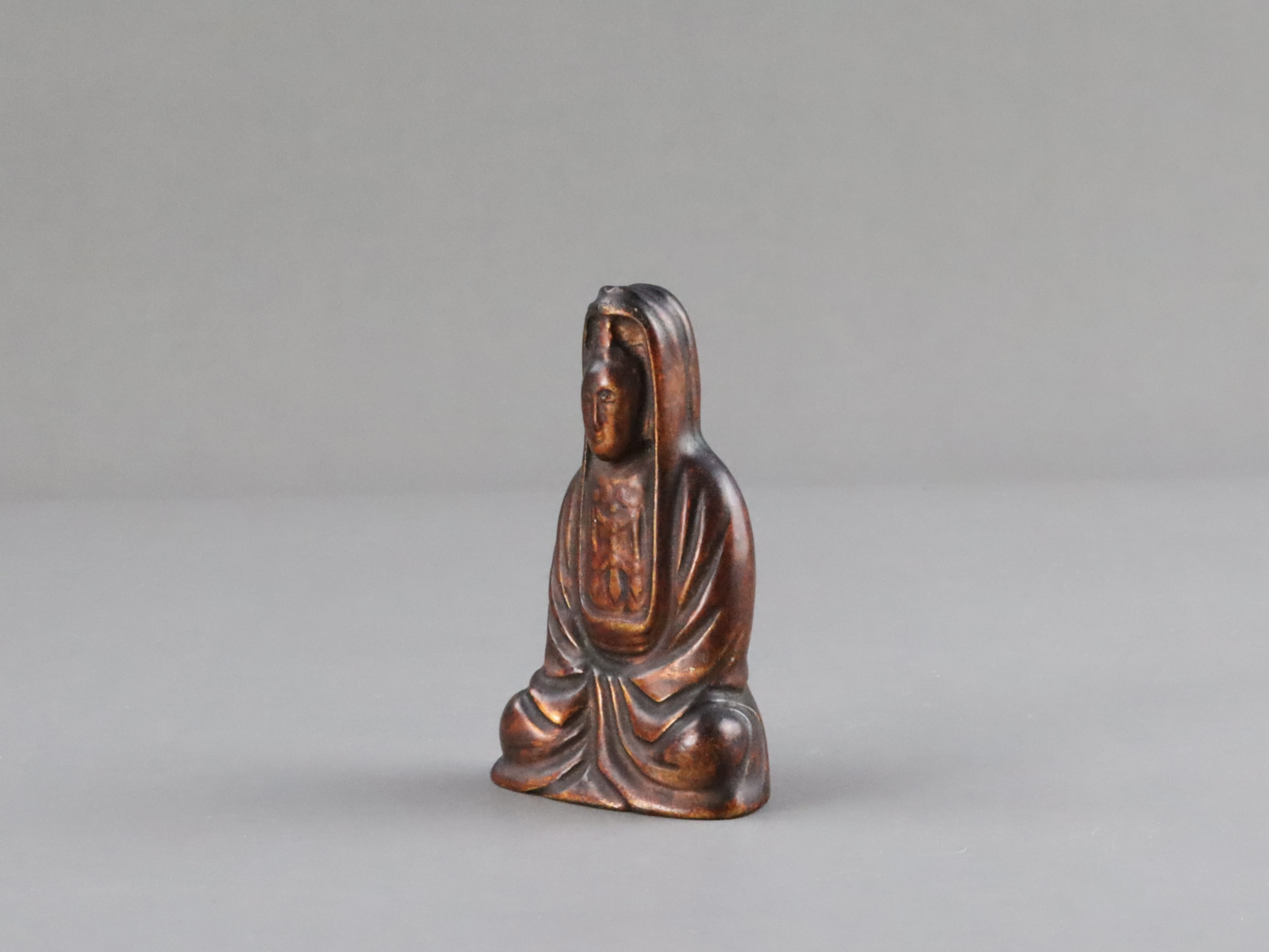 A Rare Lacquered Jade seated Guanyin, Ming dynasty or earlier, - Image 10 of 13