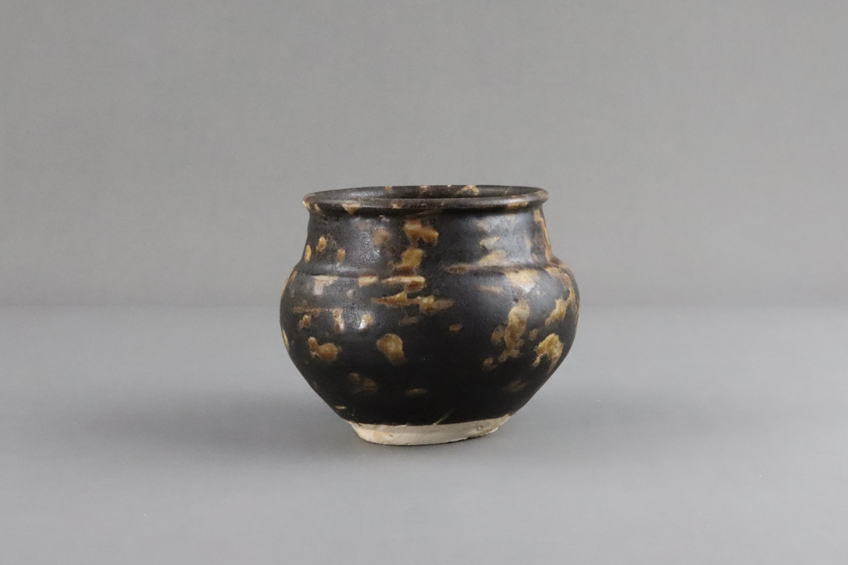 A Jizhou Tortoiseshell Jar, Song dynasty - Image 3 of 9