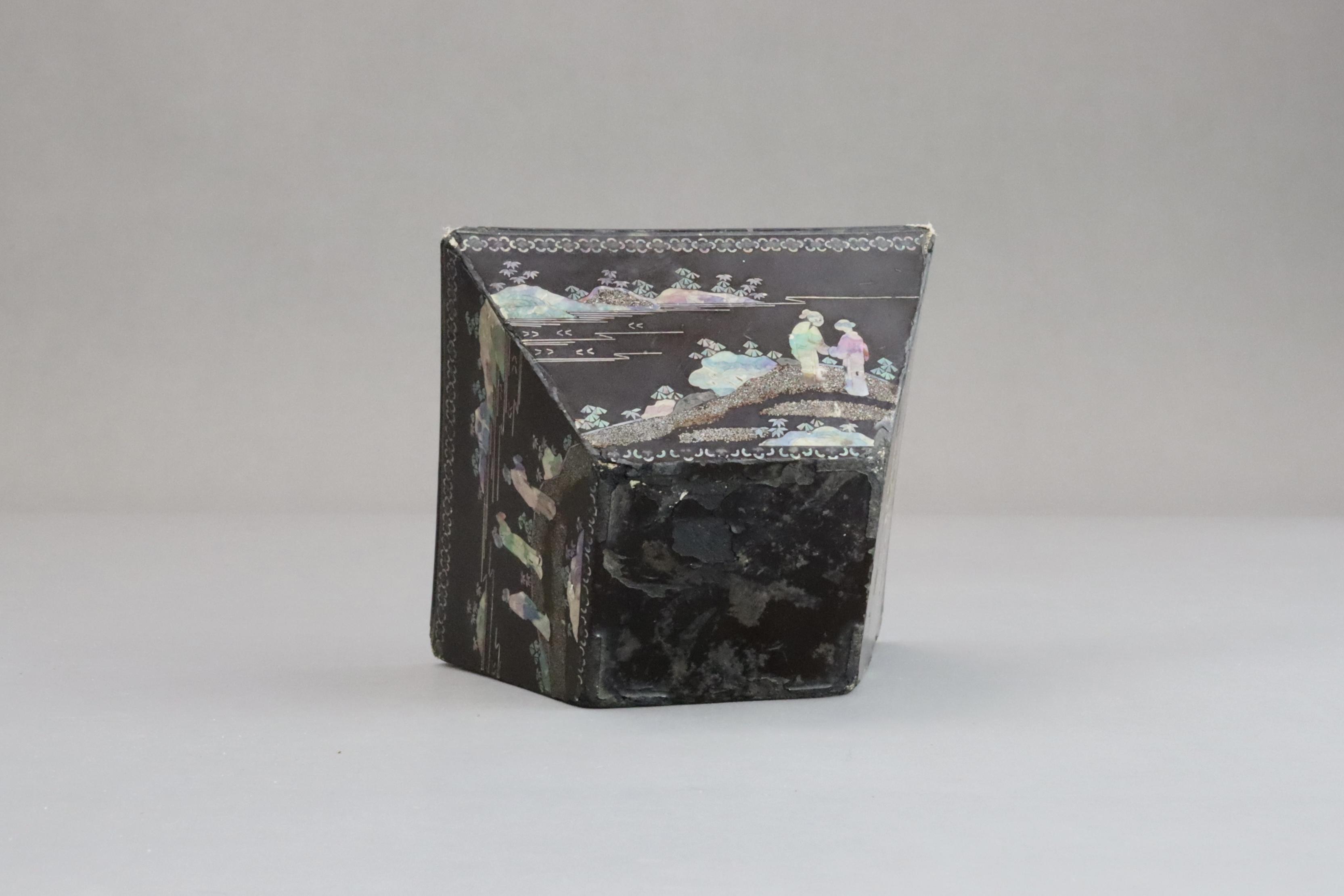 A 'mother-of-Pearl' Black Lacquer Square Cup, Kangxi - Image 7 of 7