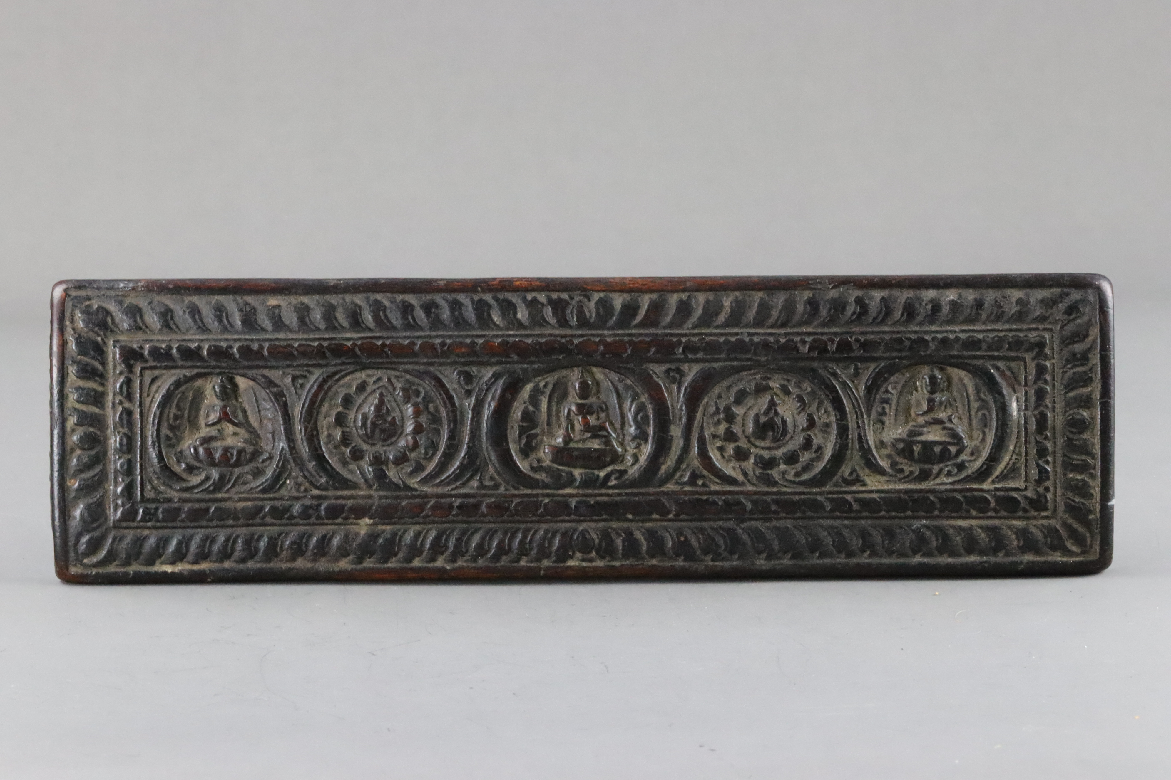 A Blackwood Book Cover carved with Buddhas, 15th century - Image 6 of 8