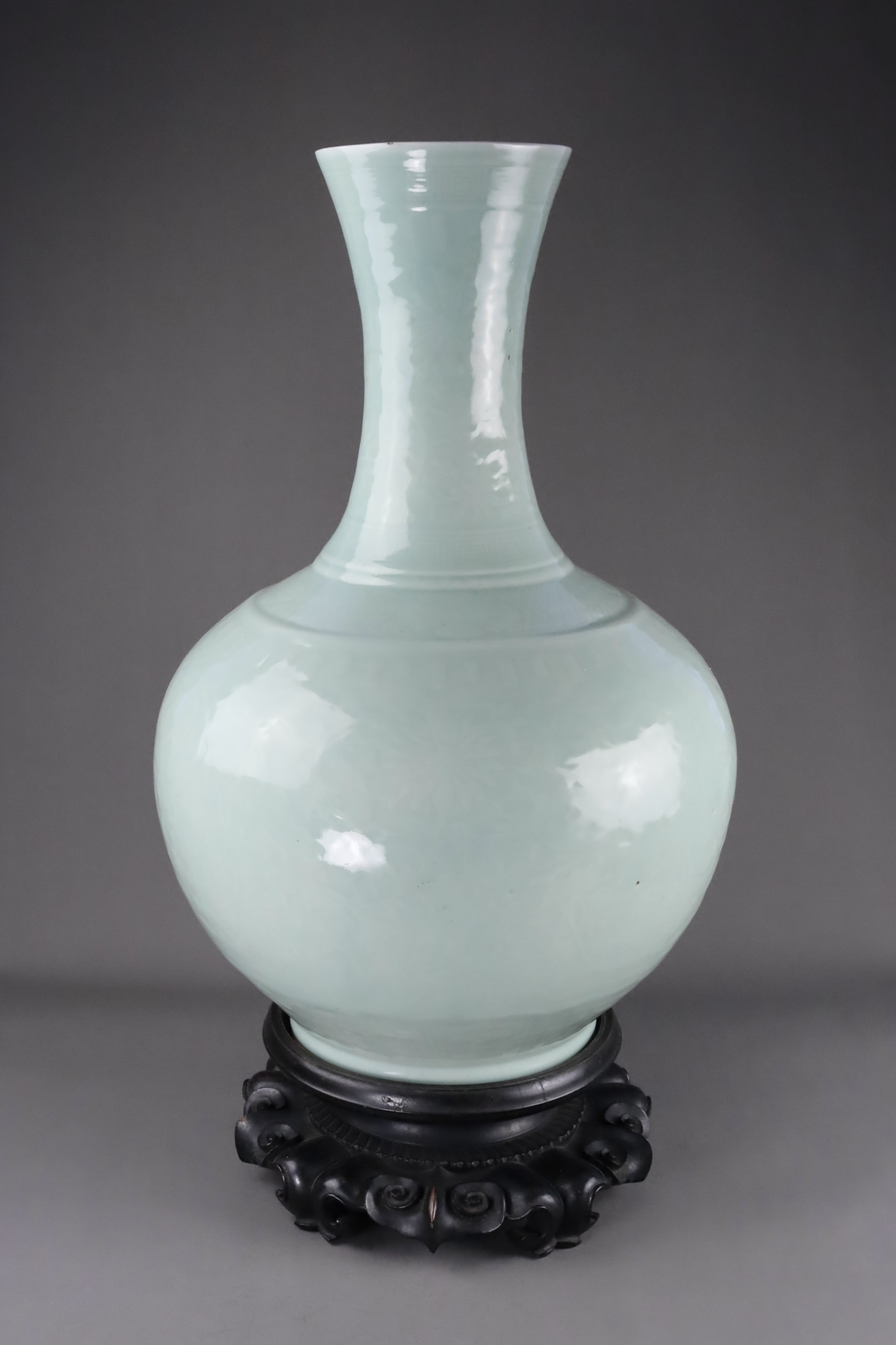 A Large Carved Celadon Bottle Vase, Tianqiuping, 19th century - Image 2 of 12