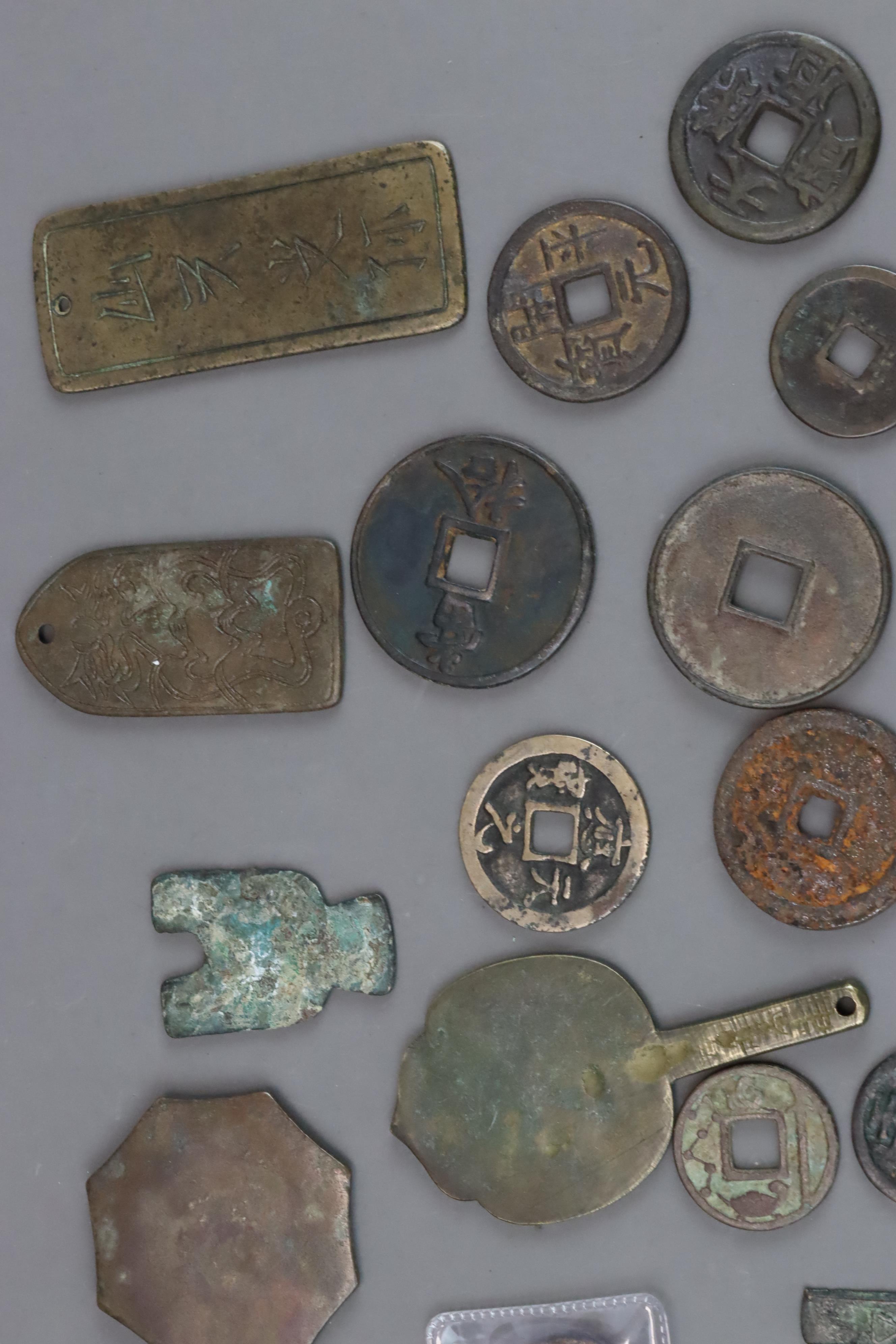 A Set of 21 Chinese Coins, Song dynasty and later - Image 8 of 10