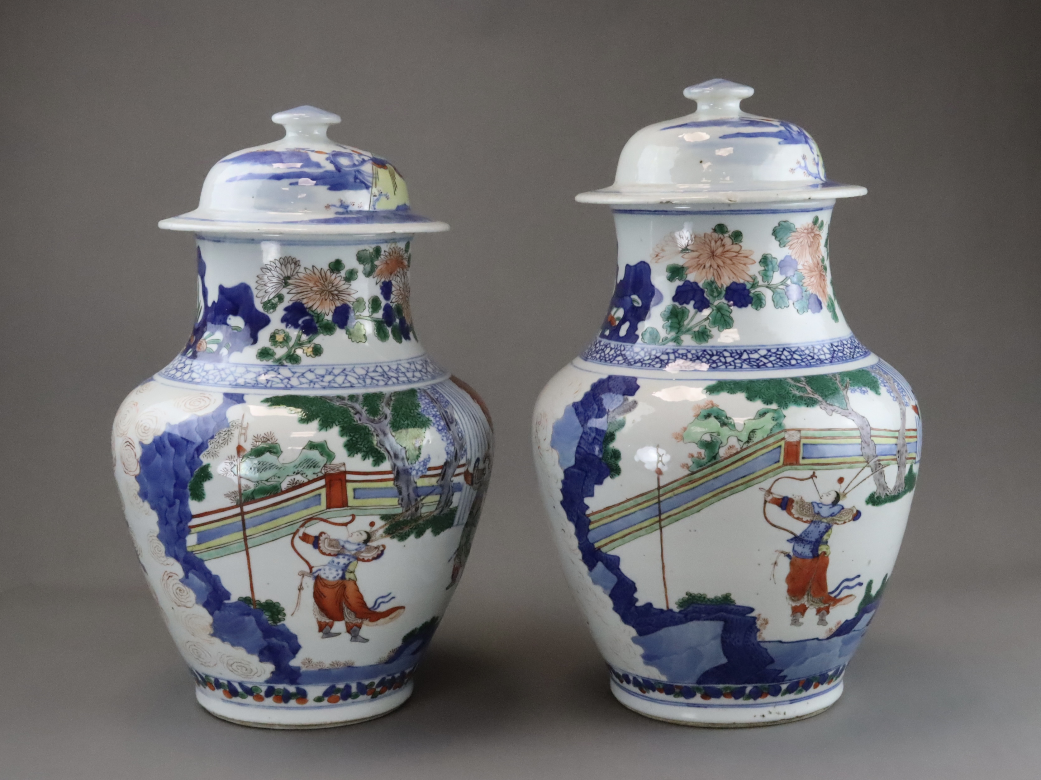A Good Pair of Wucai Jars and Covers with Figures, 19th century, - Image 6 of 11