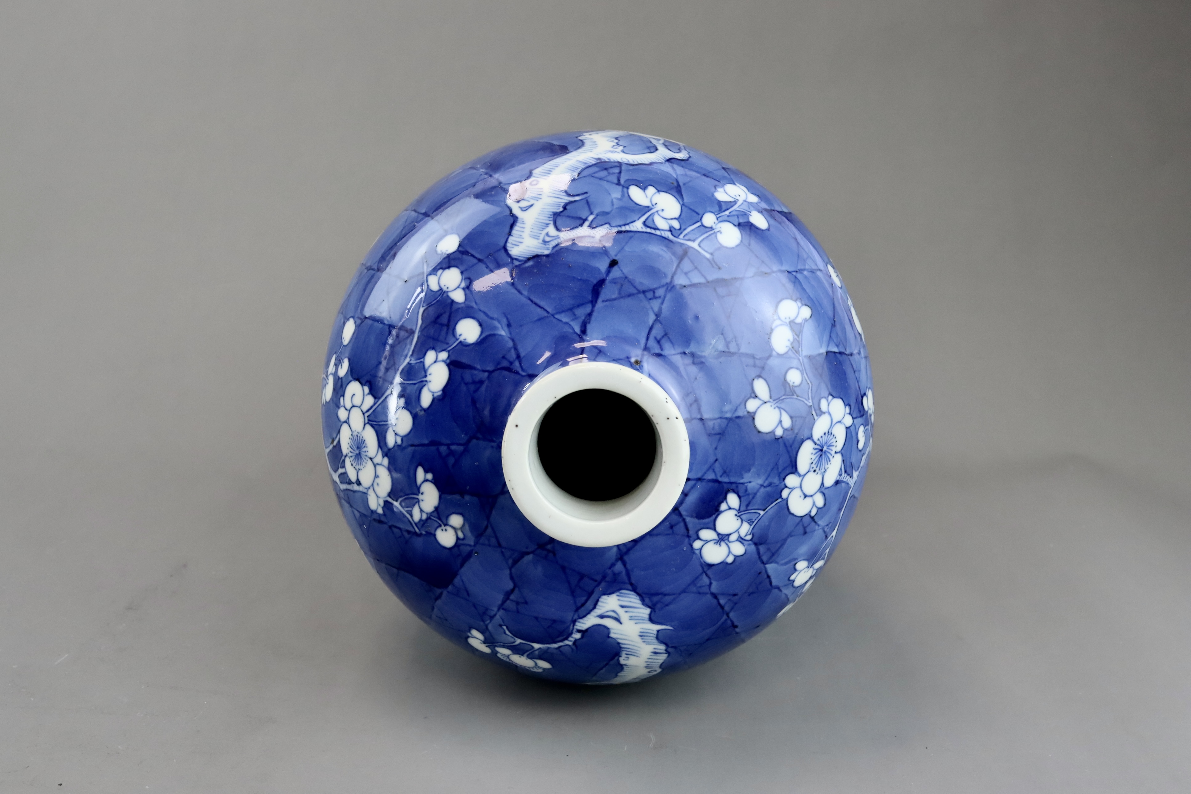 A Blue and White Vase with Prunus, 19th century - Bild 6 aus 7