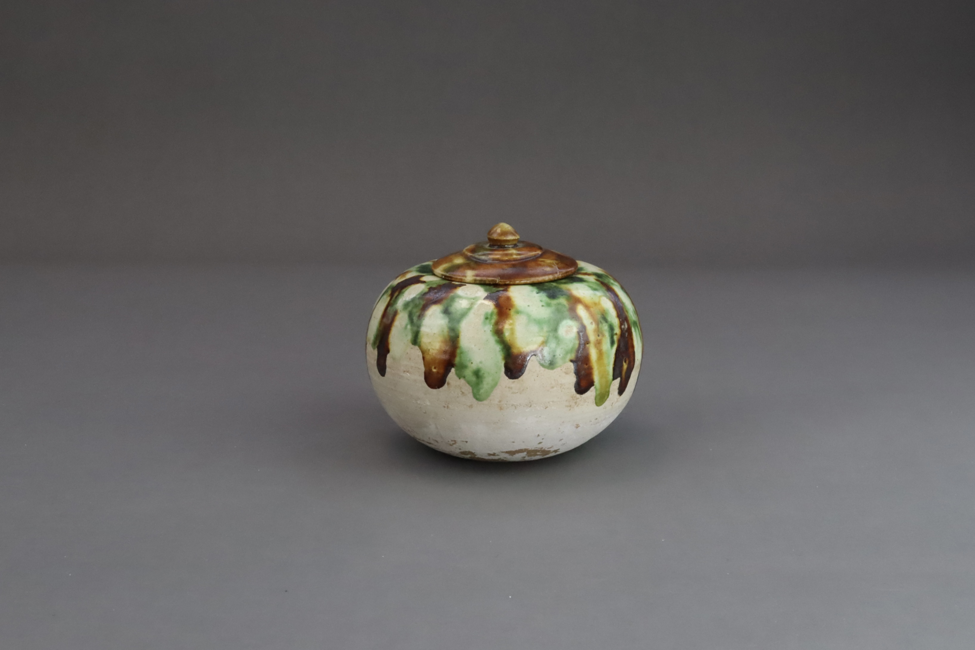 A Sancai-glazed Pottery Waterpot and Cover, Tang dynasty - Image 2 of 8