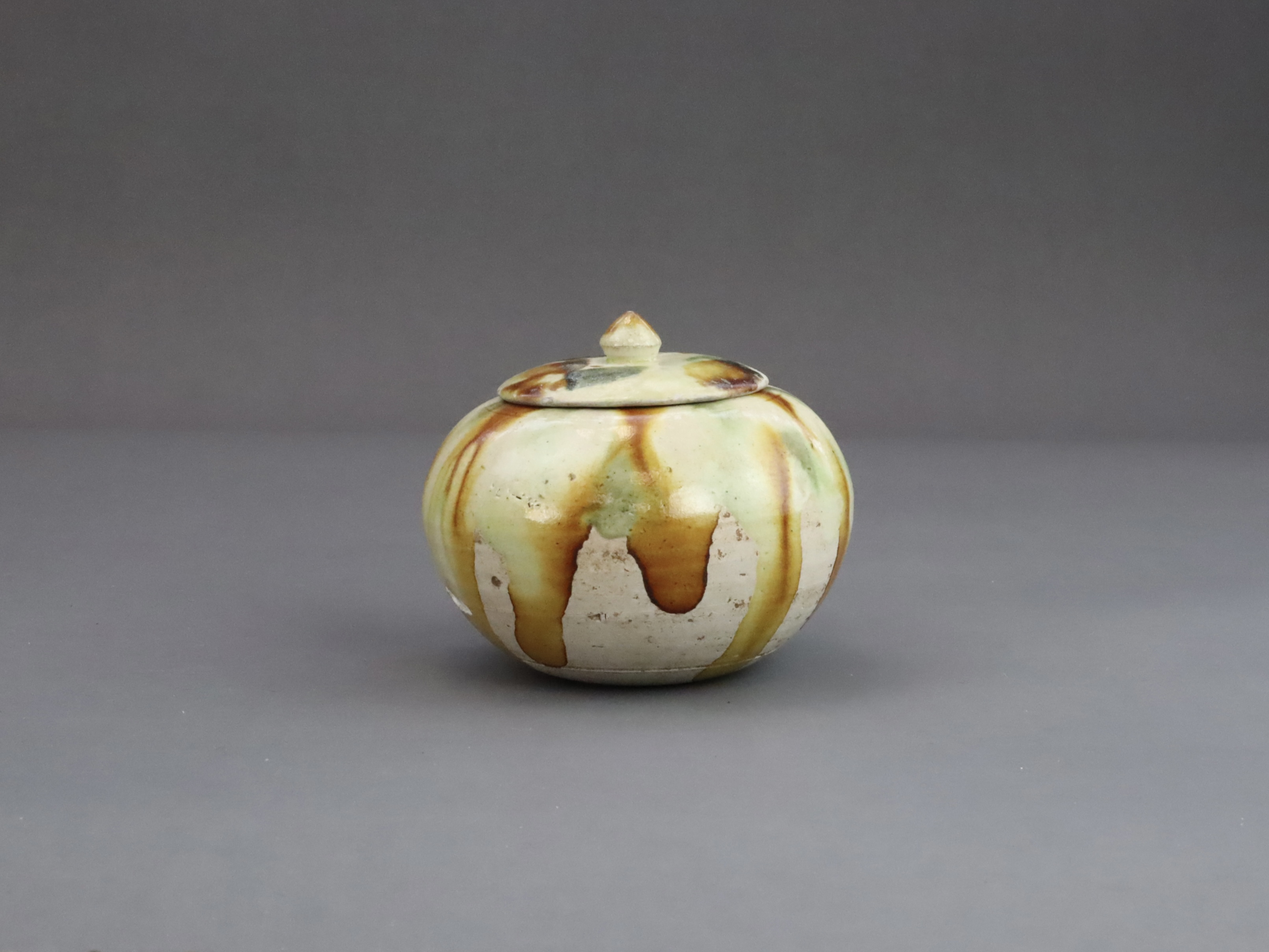 A Sancai-glazed Pottery Waterpot and Cover, Tang dynasty, - Bild 5 aus 8