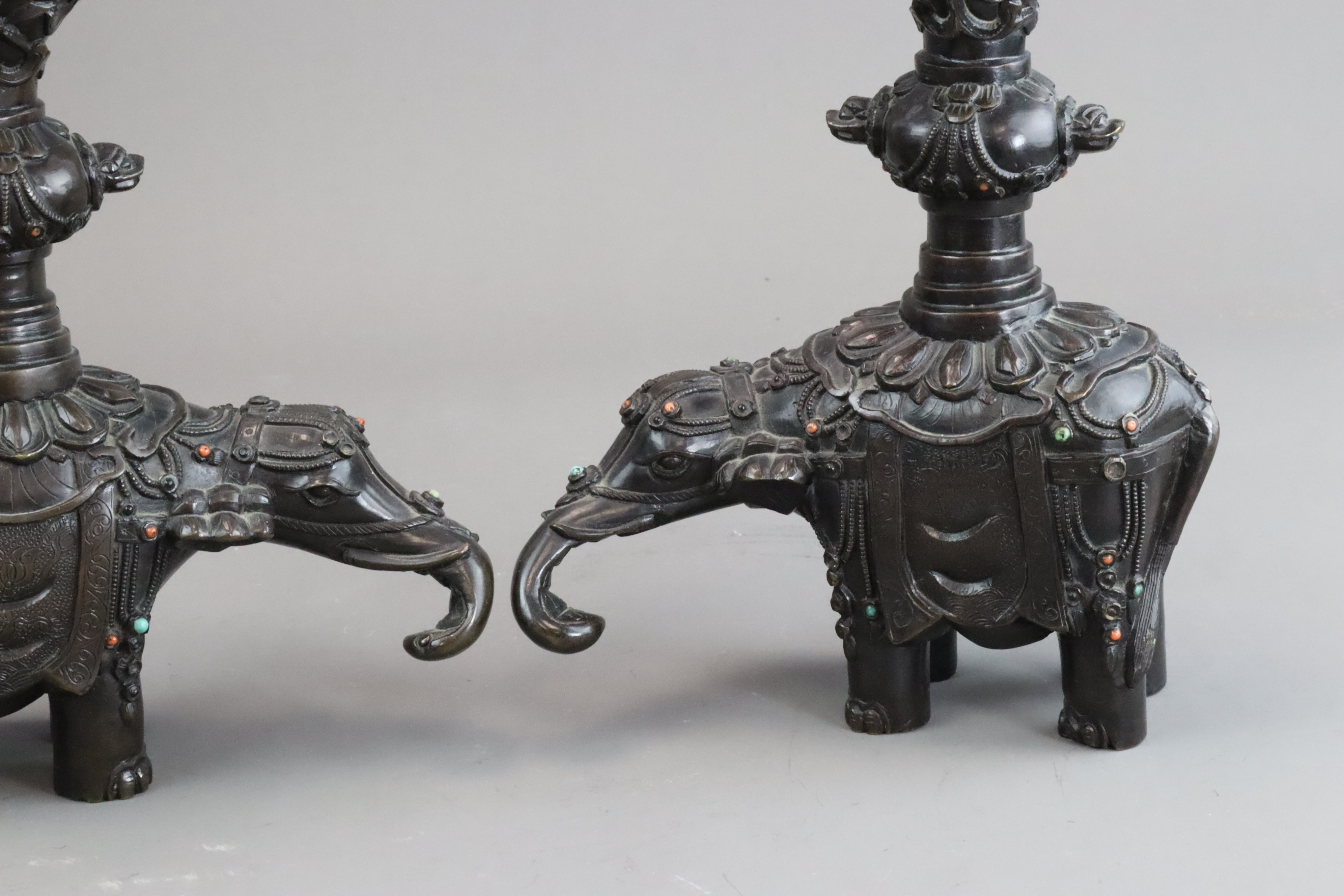 A Pair of Bronze Elephants bearing Vases, Qing dynasty, - Bild 8 aus 8