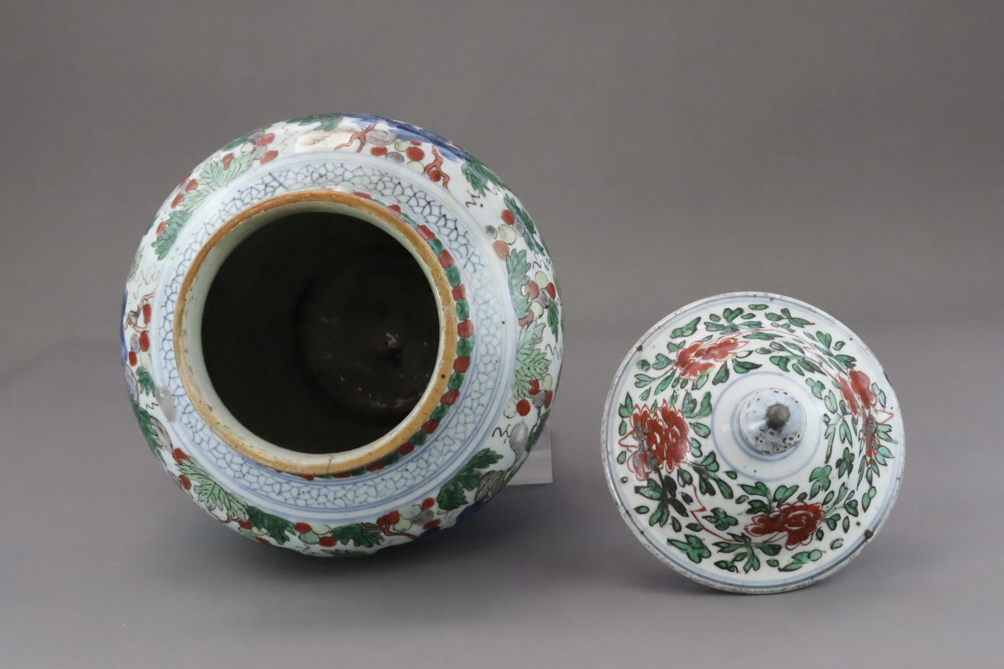 A 'famille verte' Squirrel and Grapevine Jar, and a cover, early Kangxi - Image 8 of 10