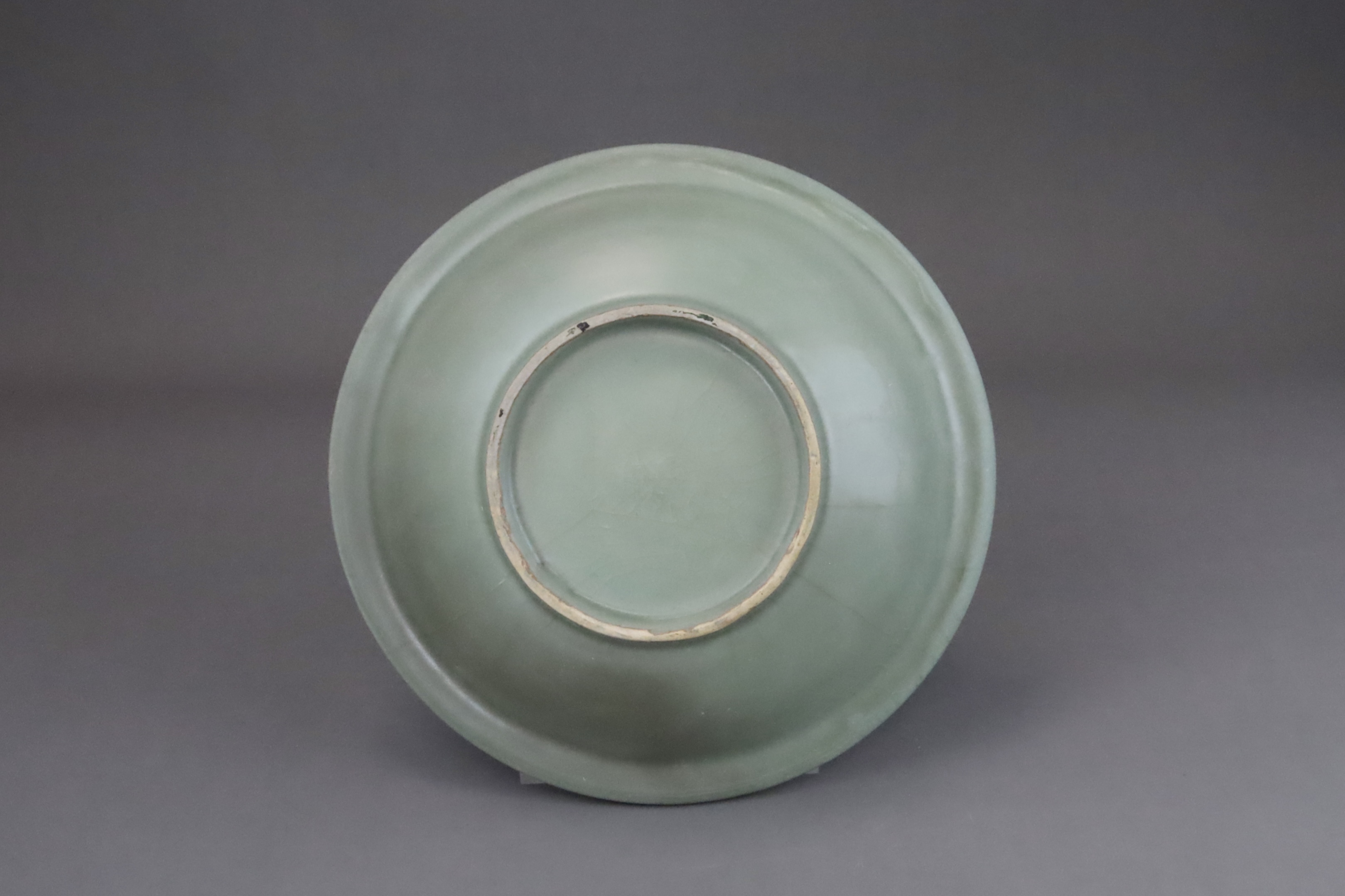 A Longquan Celadon Dish, Song dynasty - Image 4 of 6