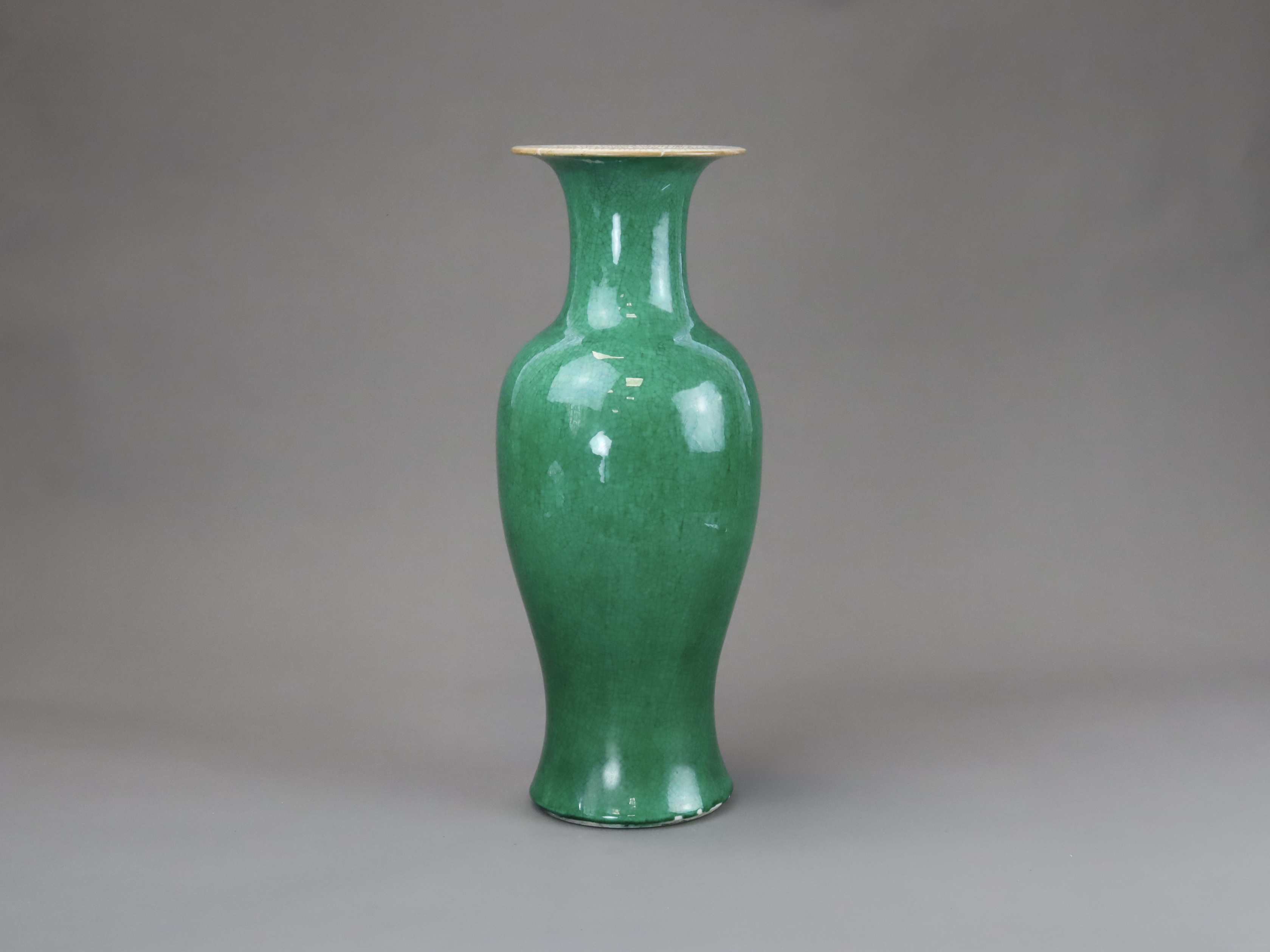 An Apple Green Vase, Qing dynasty, - Image 4 of 7