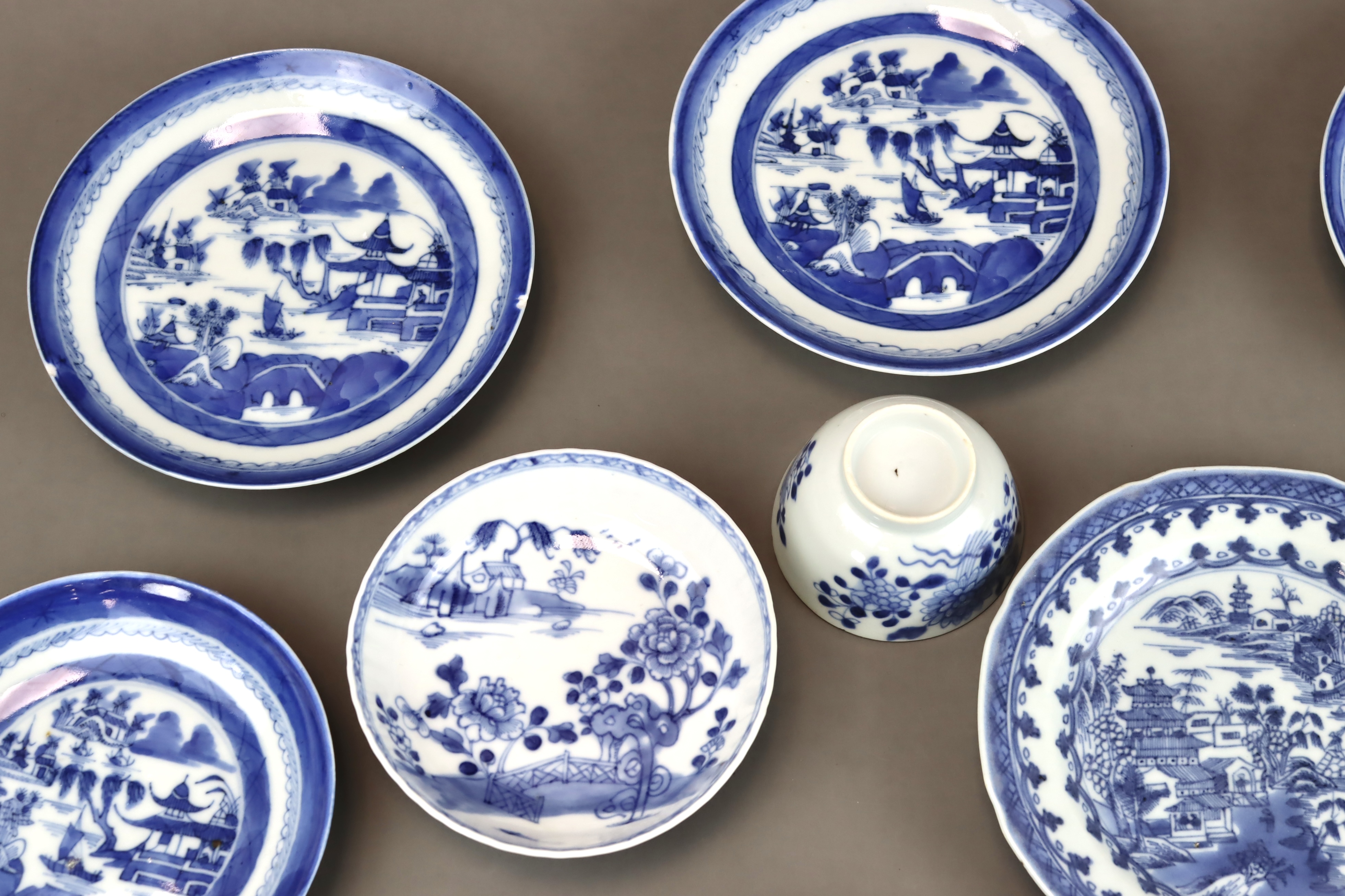 A Set of 14 Saucers and 6 Cups, Kangxi and later - Bild 9 aus 9