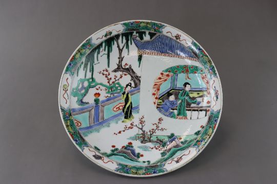 A 'famille verte' Saucer Dish with Figures, late Qing dynasty - Image 1 of 5