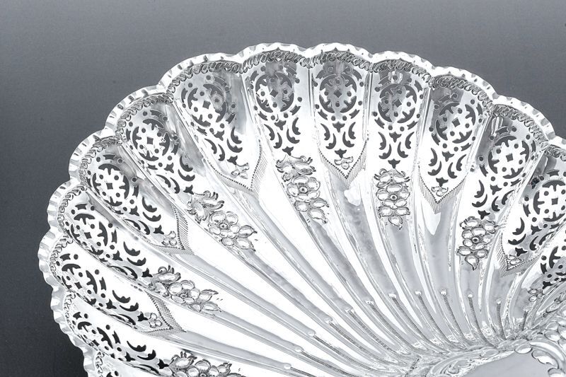 1902 Sterling Silver, Pierced Work and Hand Chased Scallop Shaped Dish - Image 4 of 6