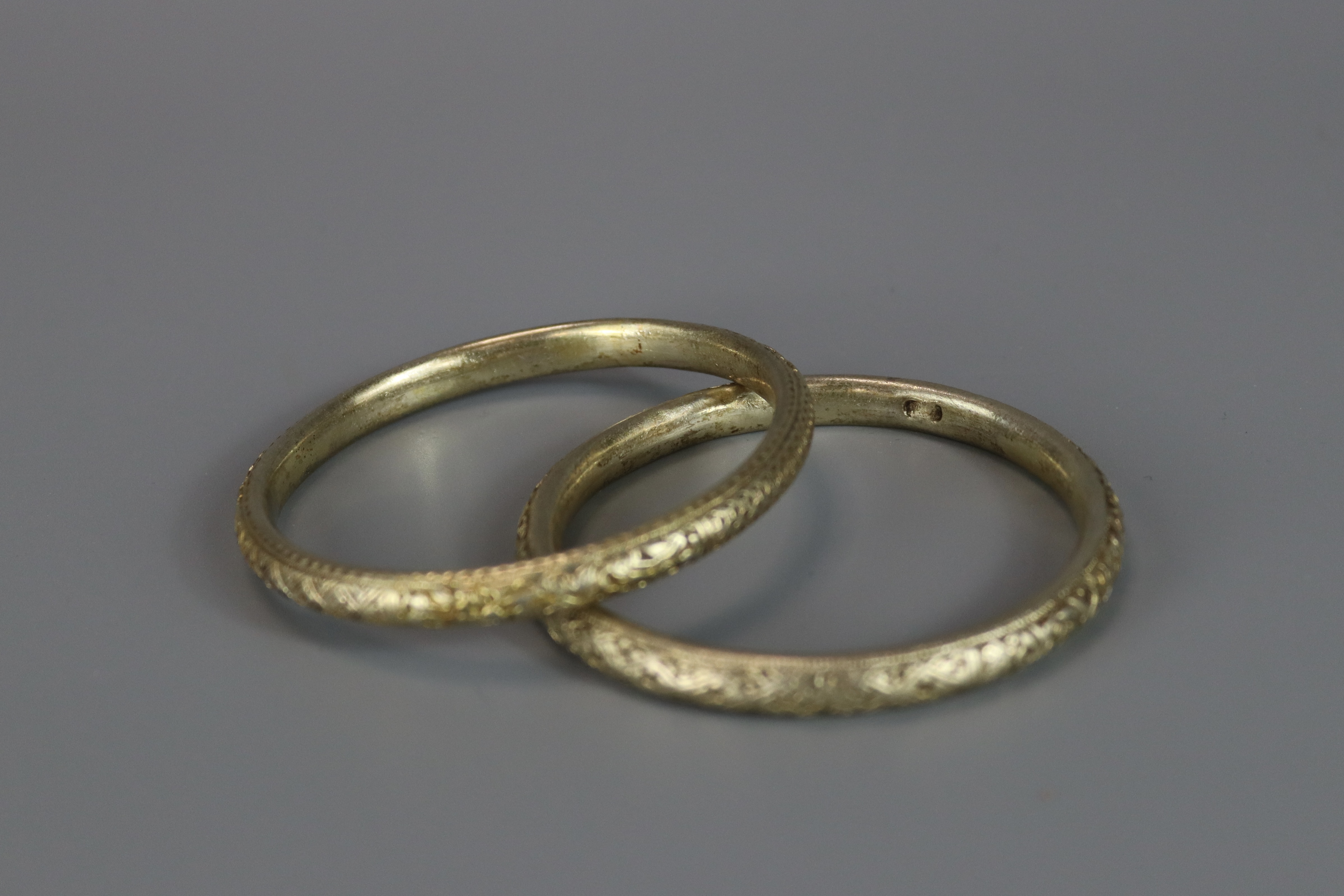 A Pair of slender Silver Bangles carved with Flowers, Qing dynasty, - Image 7 of 8