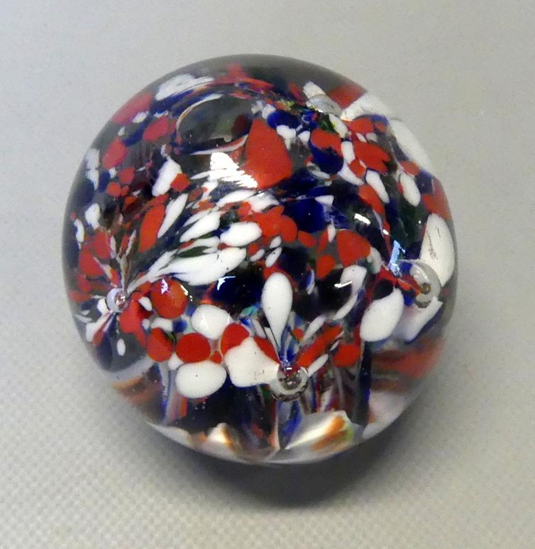 Paperweight, Eiform, Blütendarstellung, Höhe ca. 8 cm, Dm. 6,5 cm - Image 2 of 2