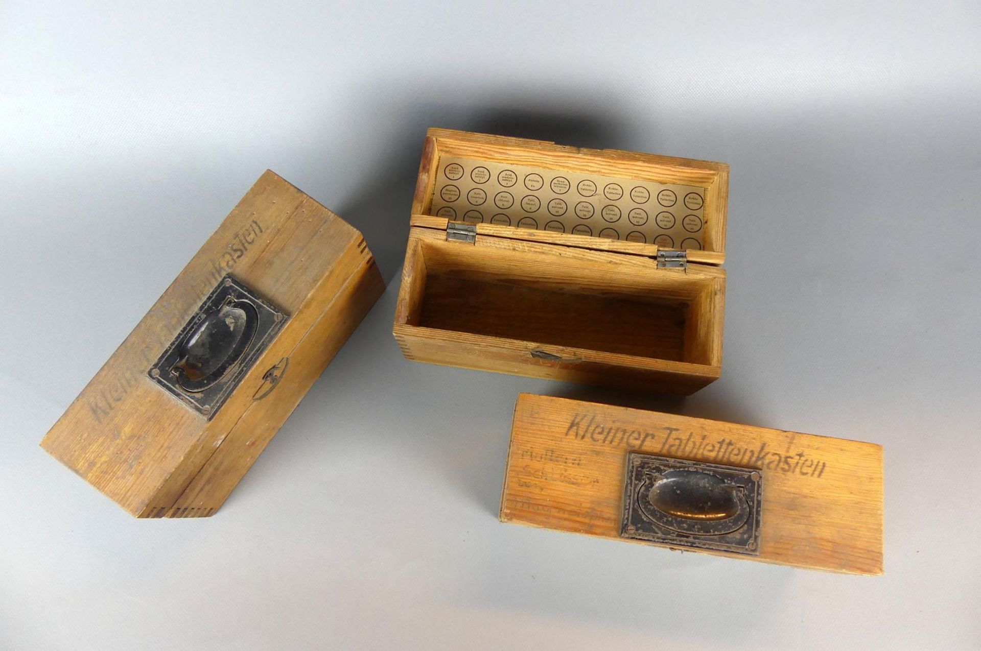 3 Holzkästen, "Kleiner Tablettenkasten", mit Griff, H.ca. 12, B. 22, T. 8 cm - Image 2 of 2