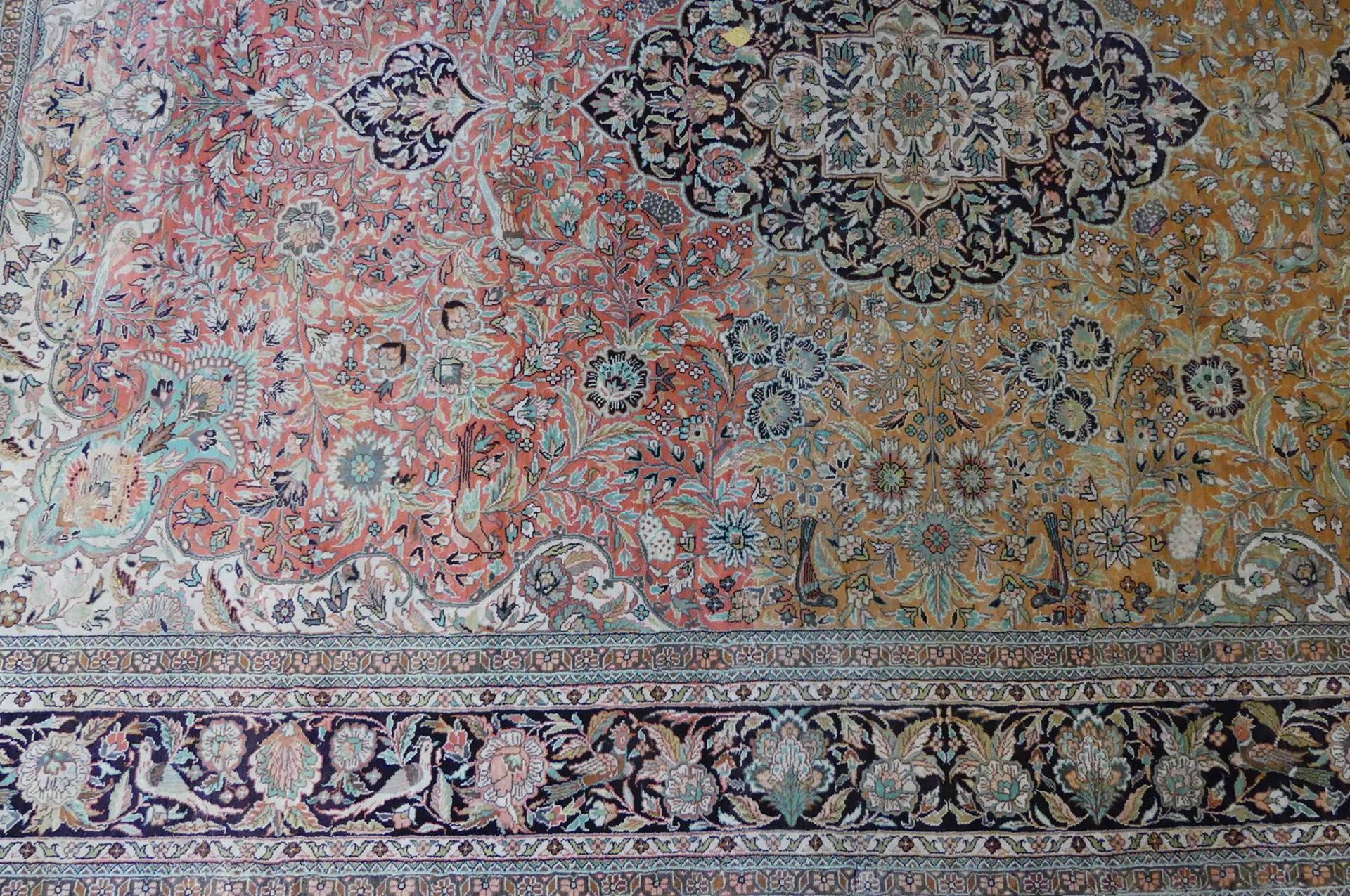 Teppich, Seide, Mittelmedaillon, ca. 280 x 187 cm - Image 3 of 5