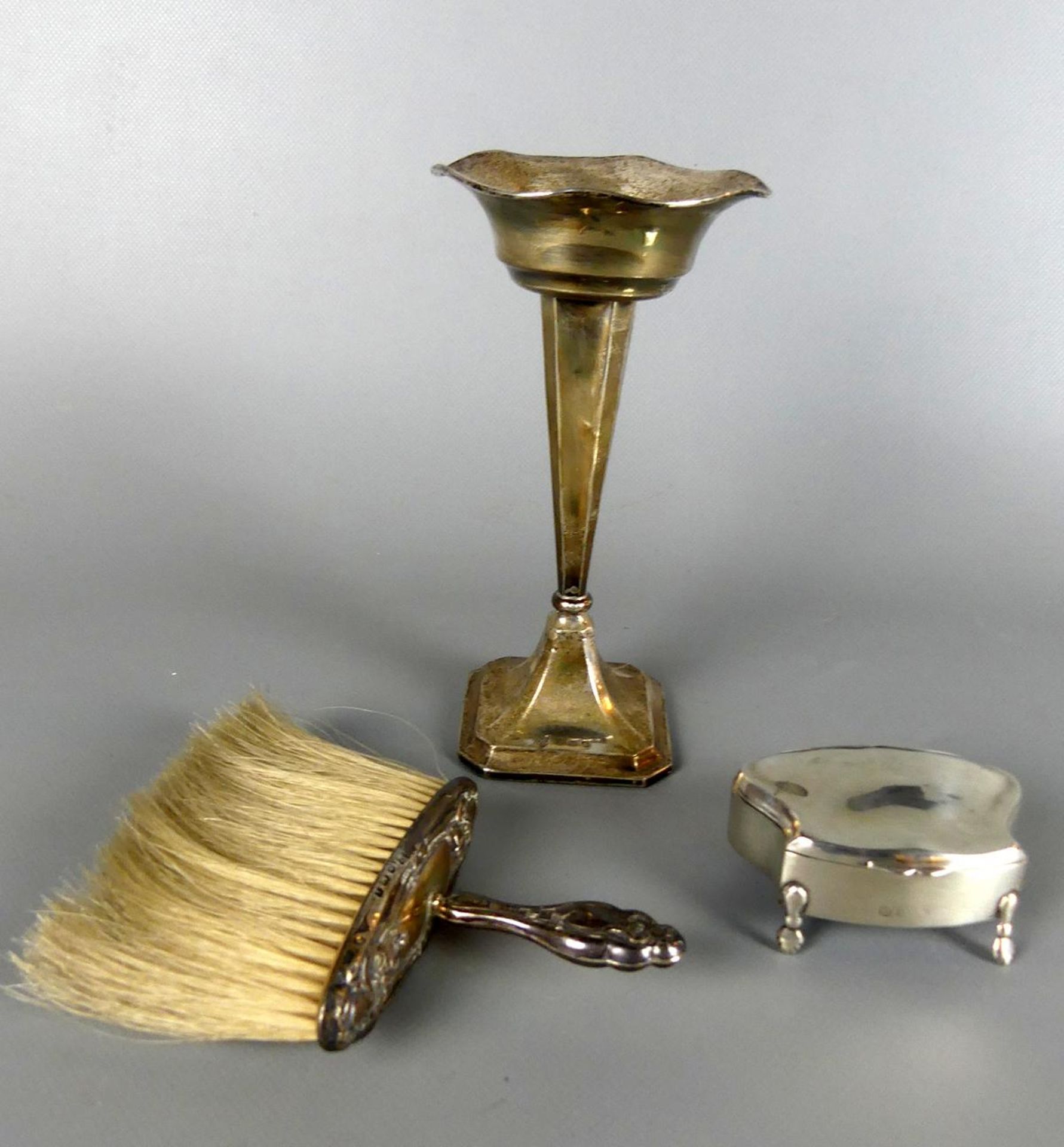 3 Teile Silber, ca. 100 g; Kerzenständer, England, Birmingham, 1915, gefüllt;