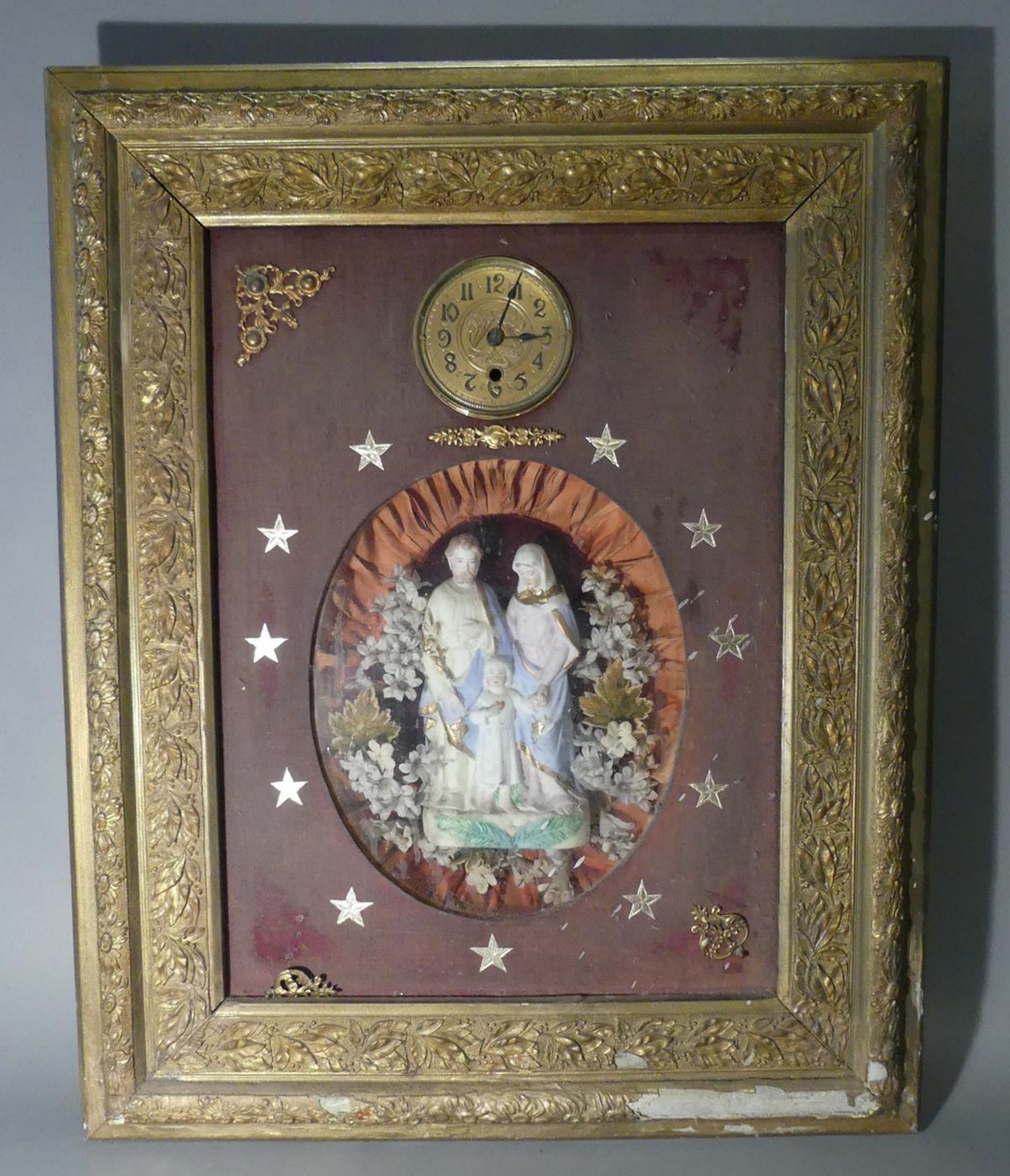 Rahmen mit Heiligenfiguren hinter Glas, Uhr im oberen Teil,