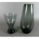 2 Vasen, Prof. Wilhelm Wagenfeld, dunkles Glas, H. ca. 18/26 cm