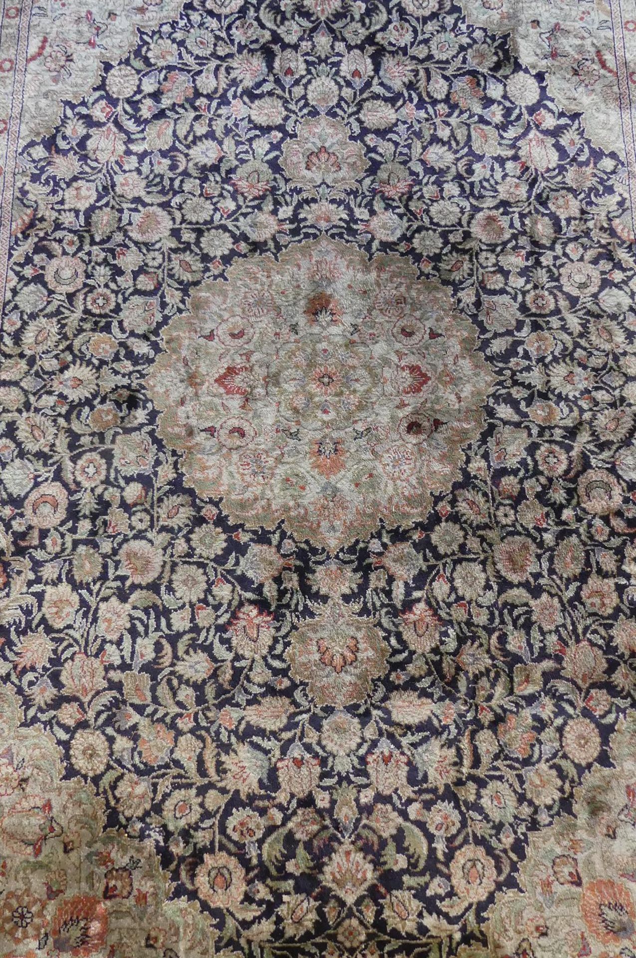 Teppich, Seide, ca. 186 x 123 cm, unregelmäßig verfärbte Stellen - Image 2 of 4