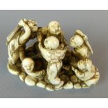 Figur, "Sechs Männer miteinander kämpfend", wohl Bein, ca. 2,5 x 5 cm