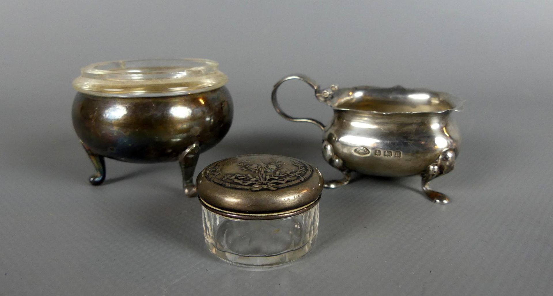 3 Teile Silber; Saliere, England, 1932, 30 g; Saliere mit Glaseinsatz,