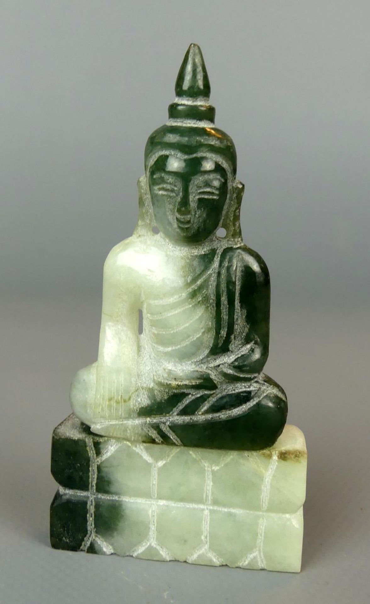 Sitzender Buddha, Jade, H. ca. 9,5 cm